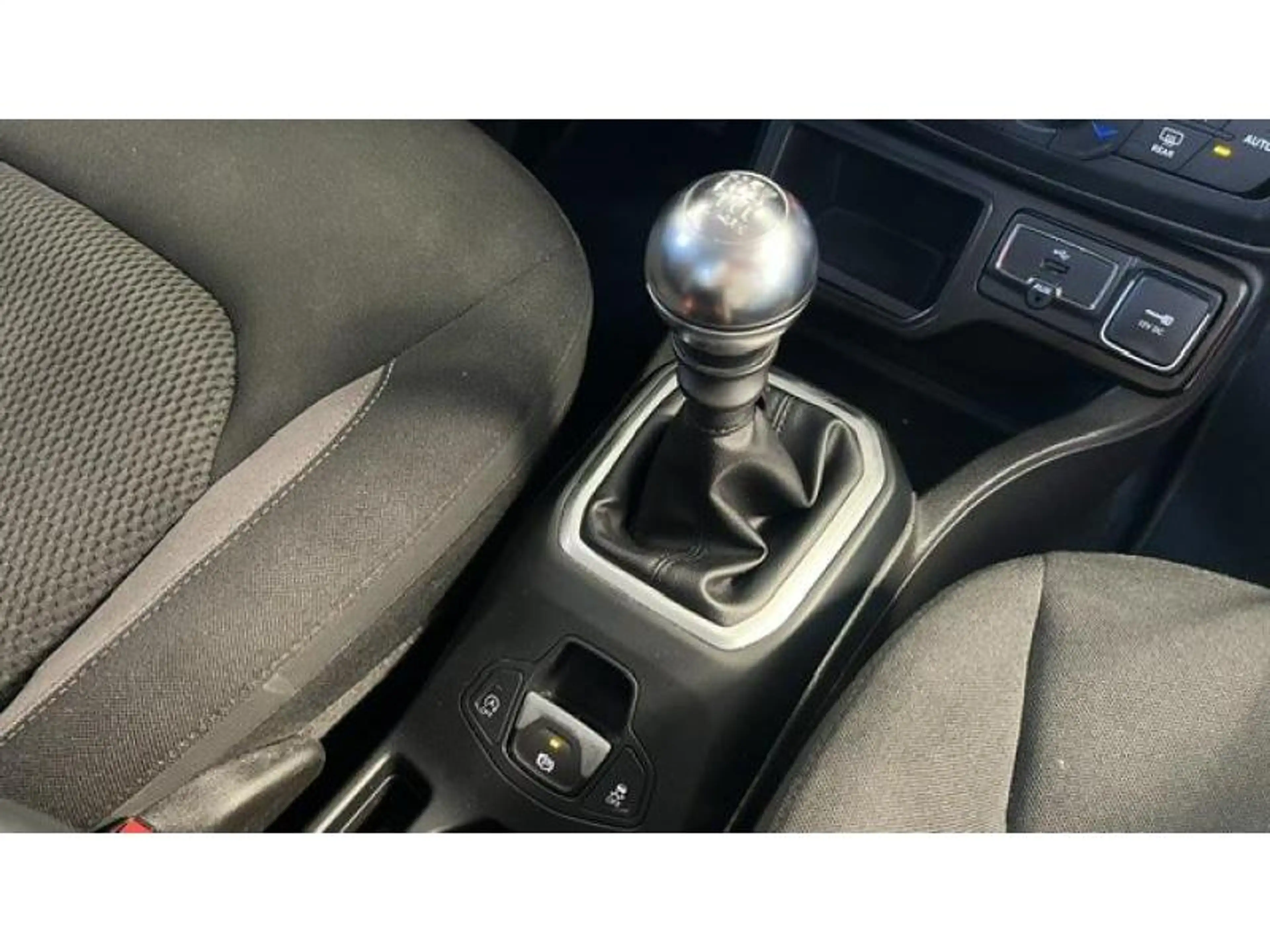 Jeep Renegade Limited — photo 15