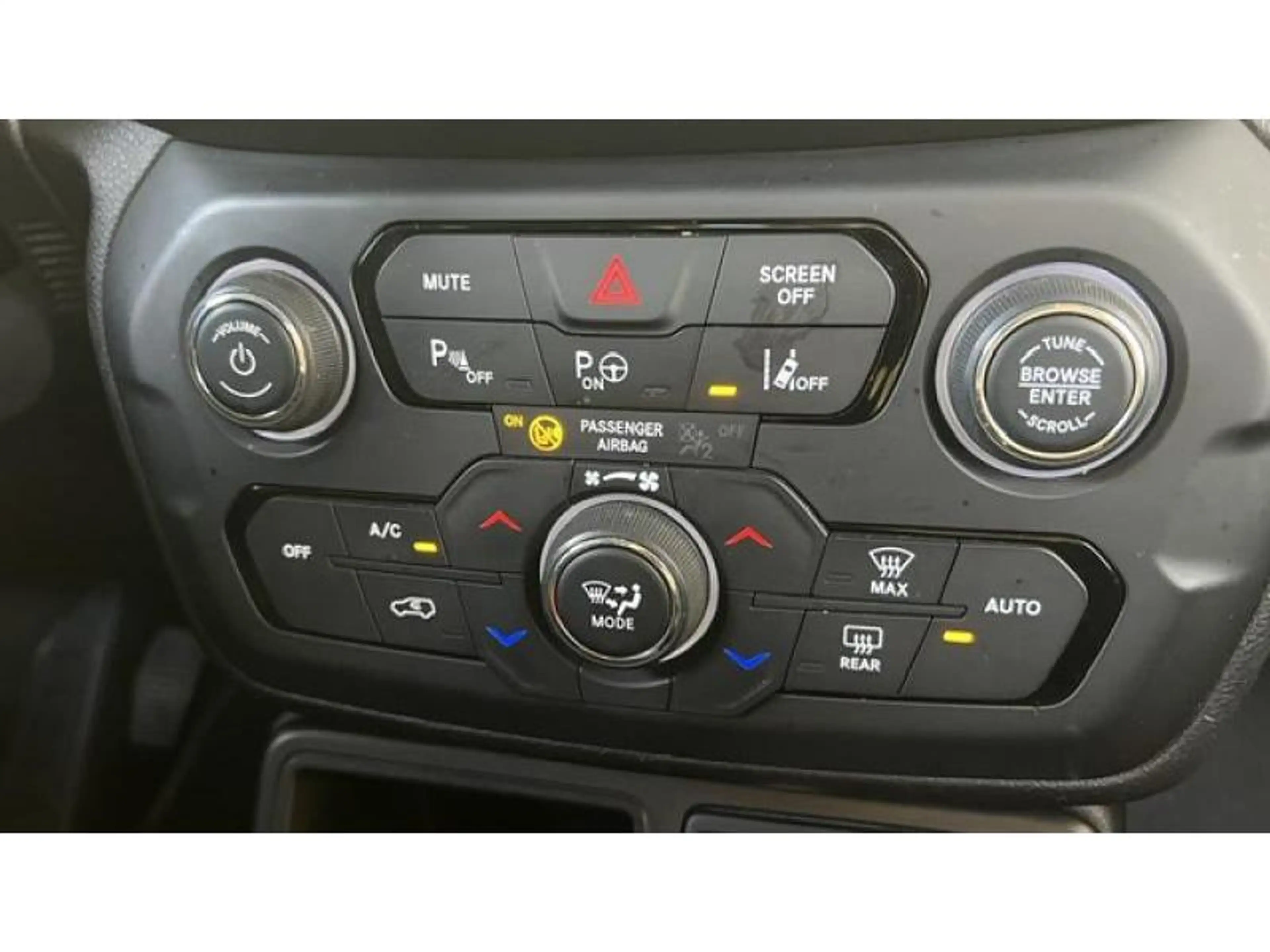 Jeep Renegade Limited — photo 14