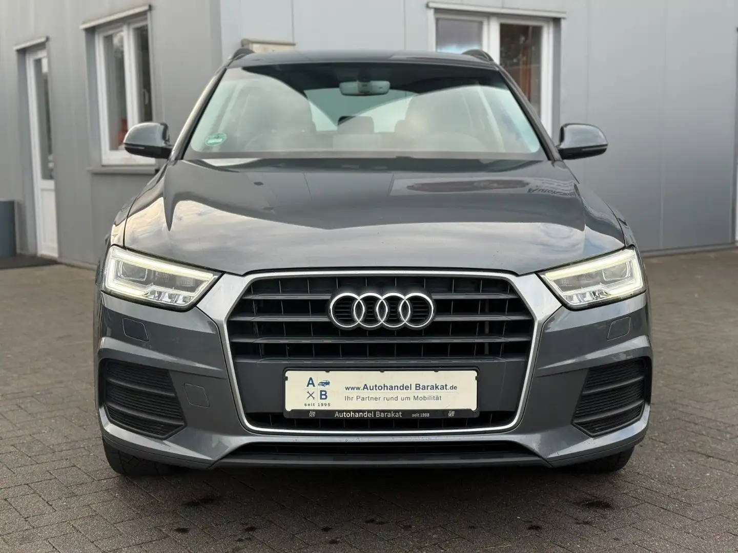 Audi Q3 Ultra 2.0 TDI 1.Hand AHK NAVI KEYLESS S-Heft Grau - 2