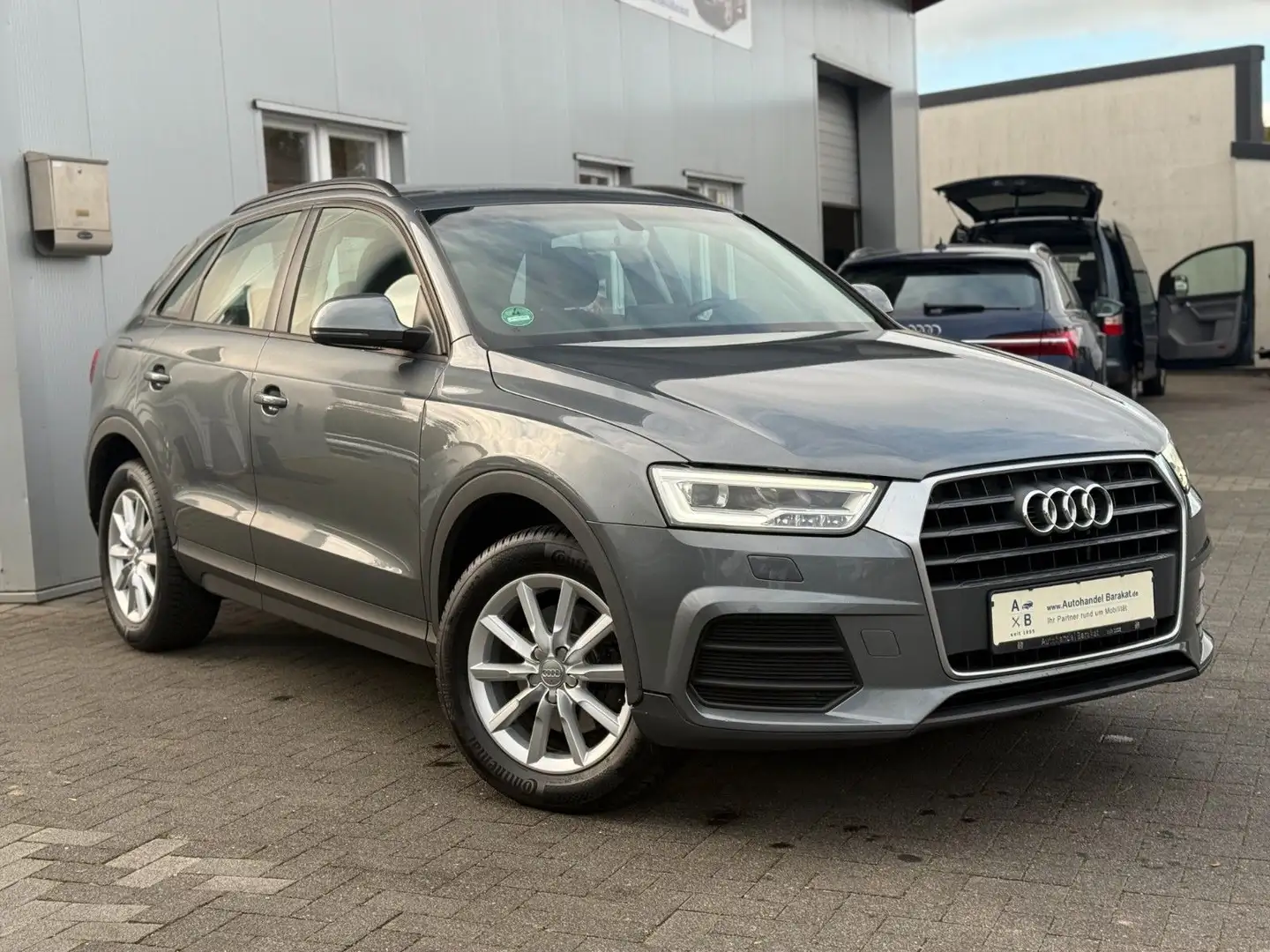 Audi Q3 Ultra 2.0 TDI 1.Hand AHK NAVI KEYLESS S-Heft Grau - 1