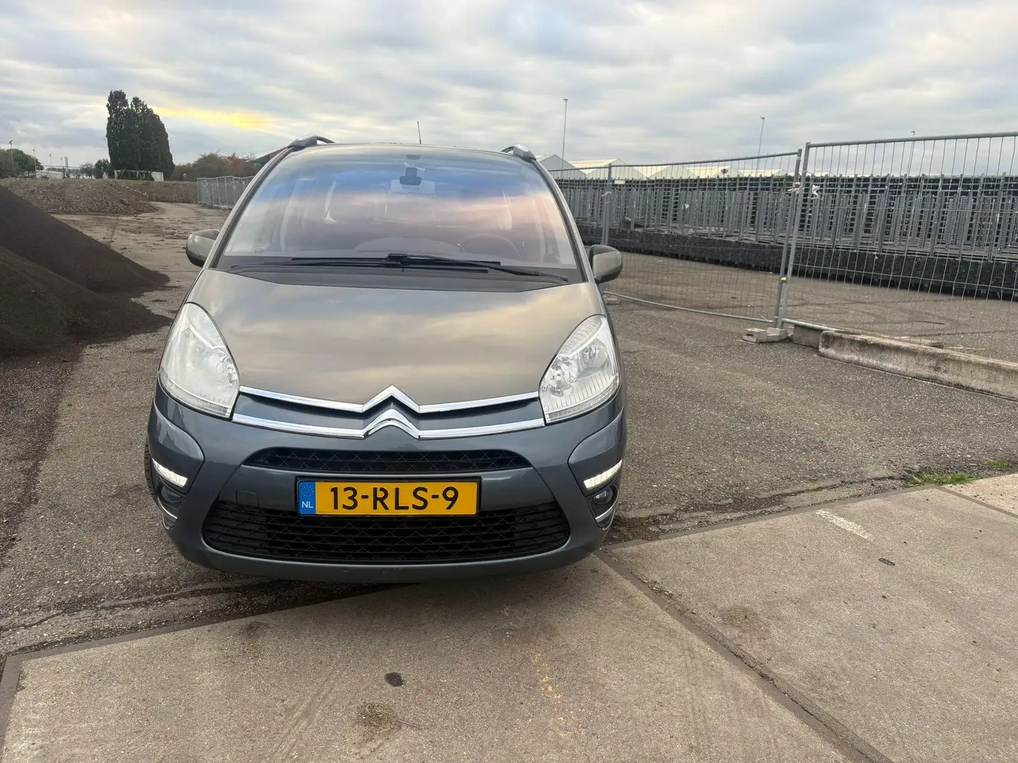 Citroen Grand C4 Picasso 1.6 THP Tendance EGS 7P Marrón - 2