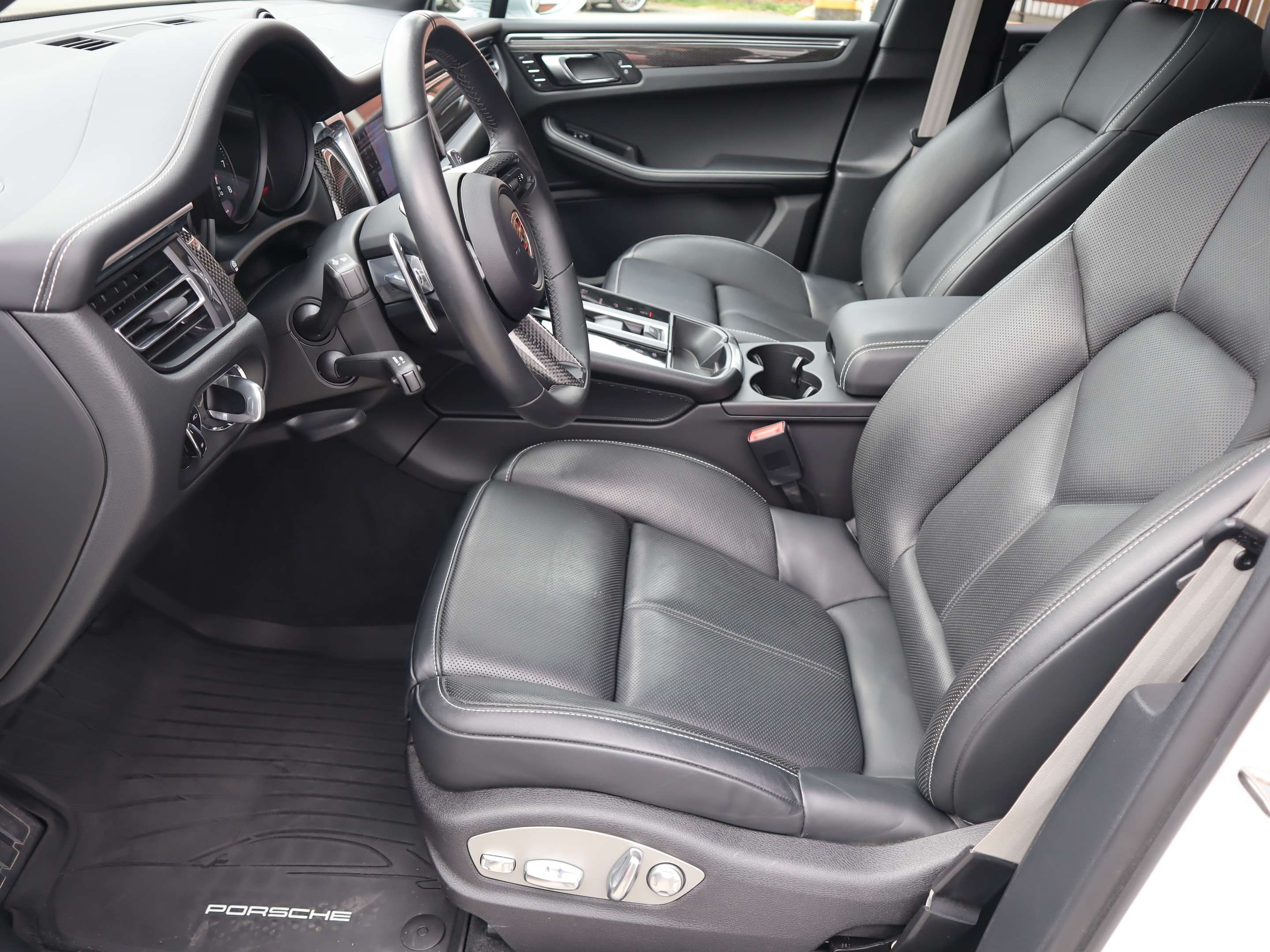 2024 Porsche Macan GTS AWD thumb 13