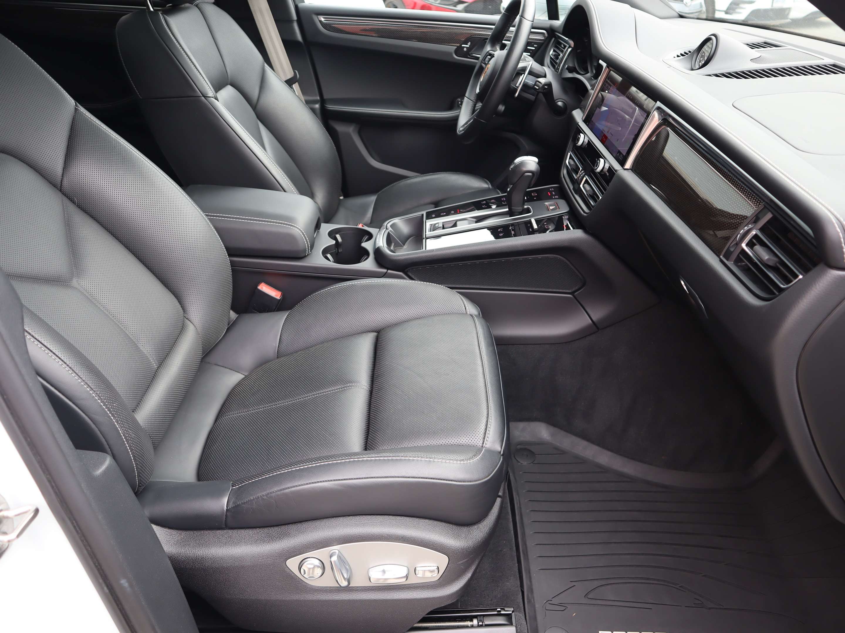 2024 Porsche Macan GTS AWD thumb 25