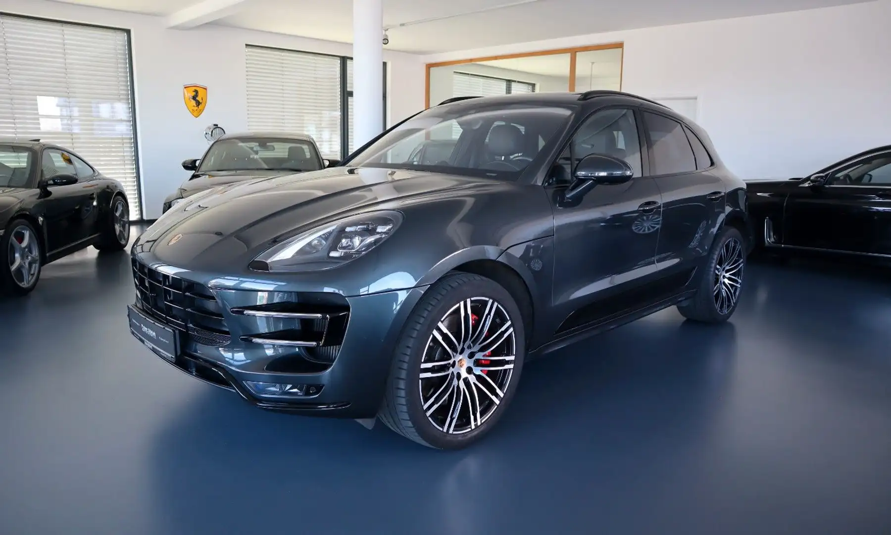 Porsche Macan Turbo Performance Paket / Voll / Approved Grey - 1