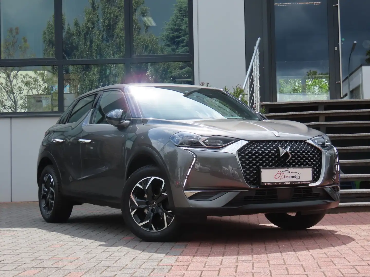 DS Automobiles DS 3 Crossback PureTech 100 So Chic Grau - 1