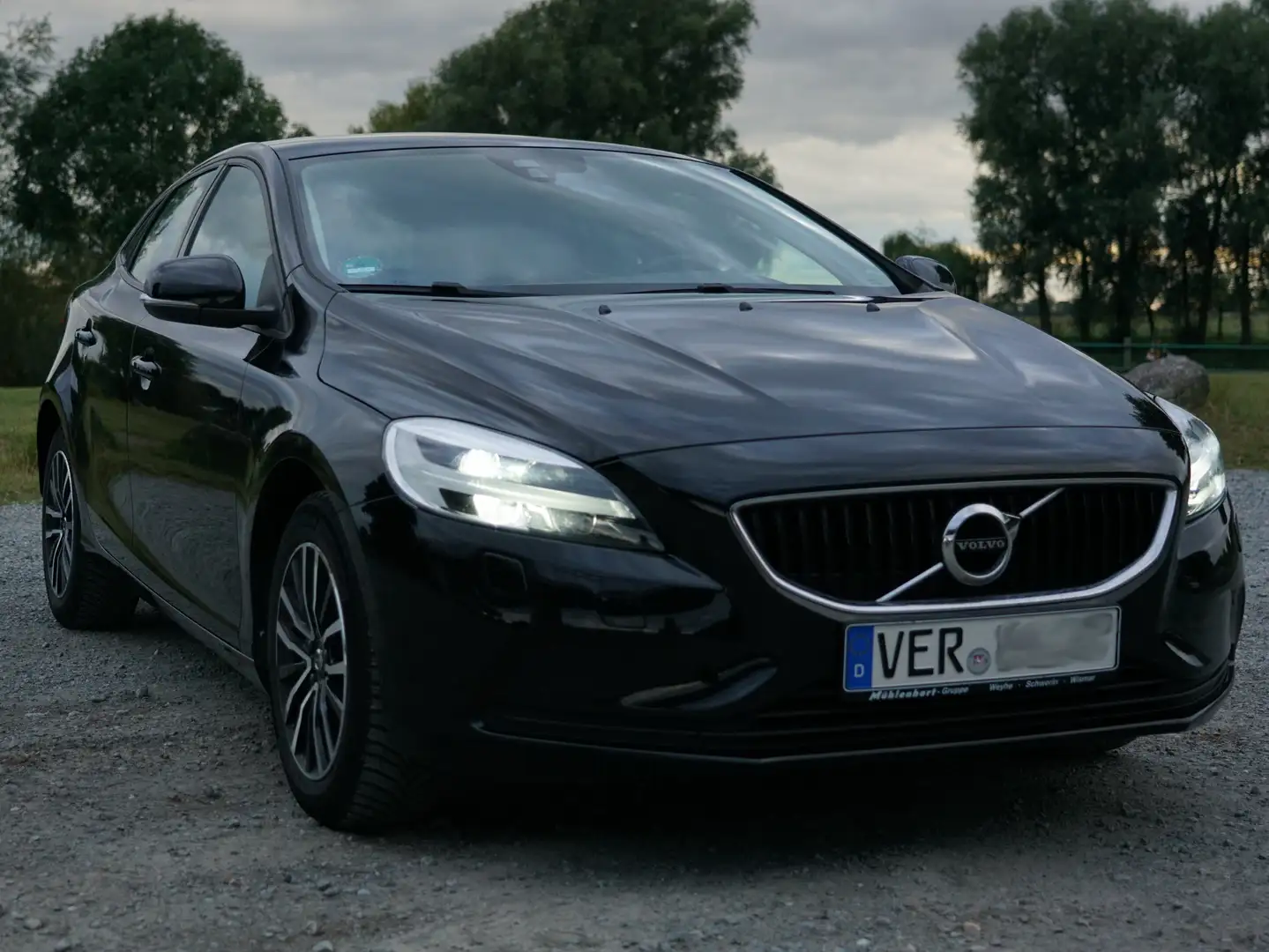 Volvo V40 V40 T3 Momentum Schwarz - 2