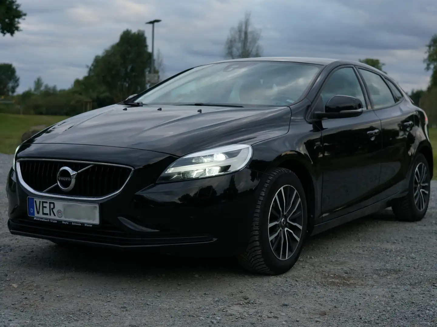 Volvo V40 V40 T3 Momentum Schwarz - 1