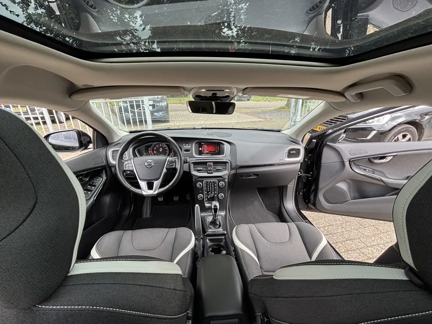 Volvo V40 2.0 T3 Dynamic Edition Pano Standkachel Keyless Schwarz - 2