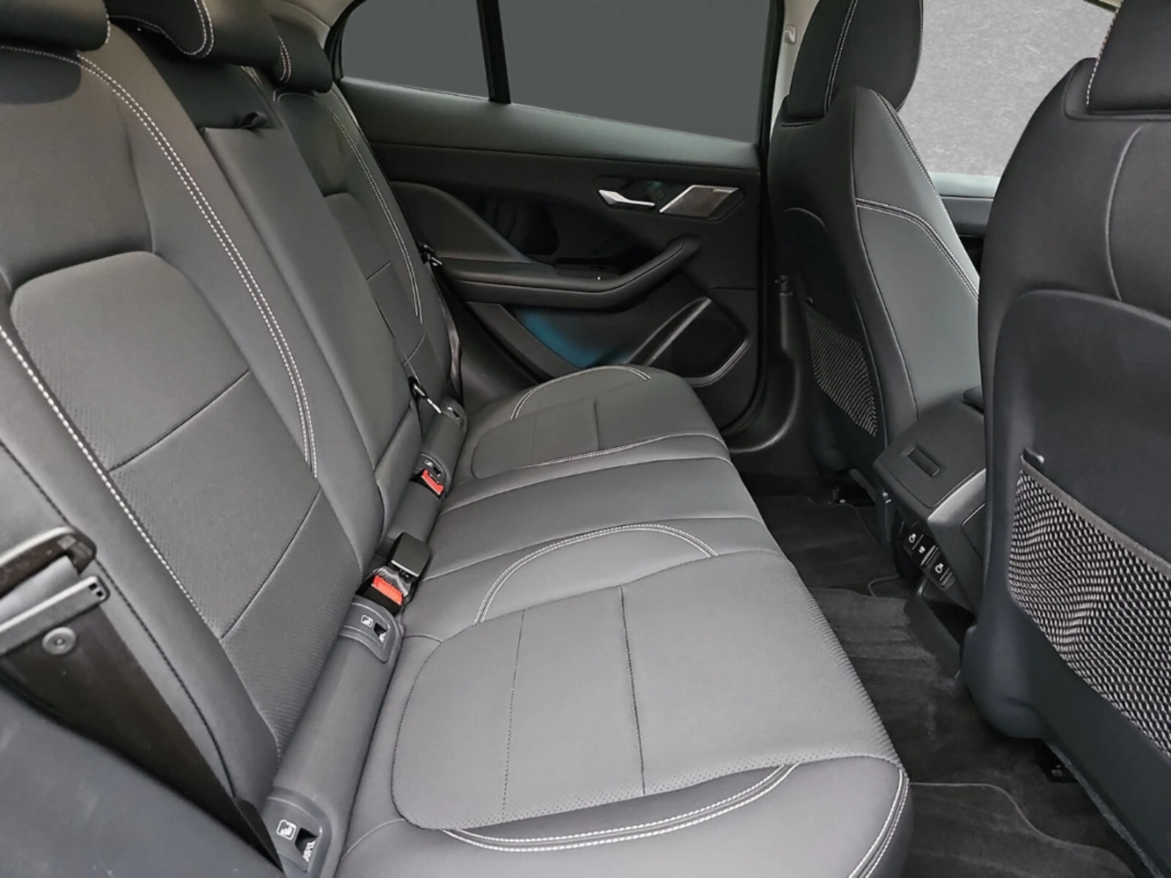 Jaguar I-Pace EV400 S — photo 6