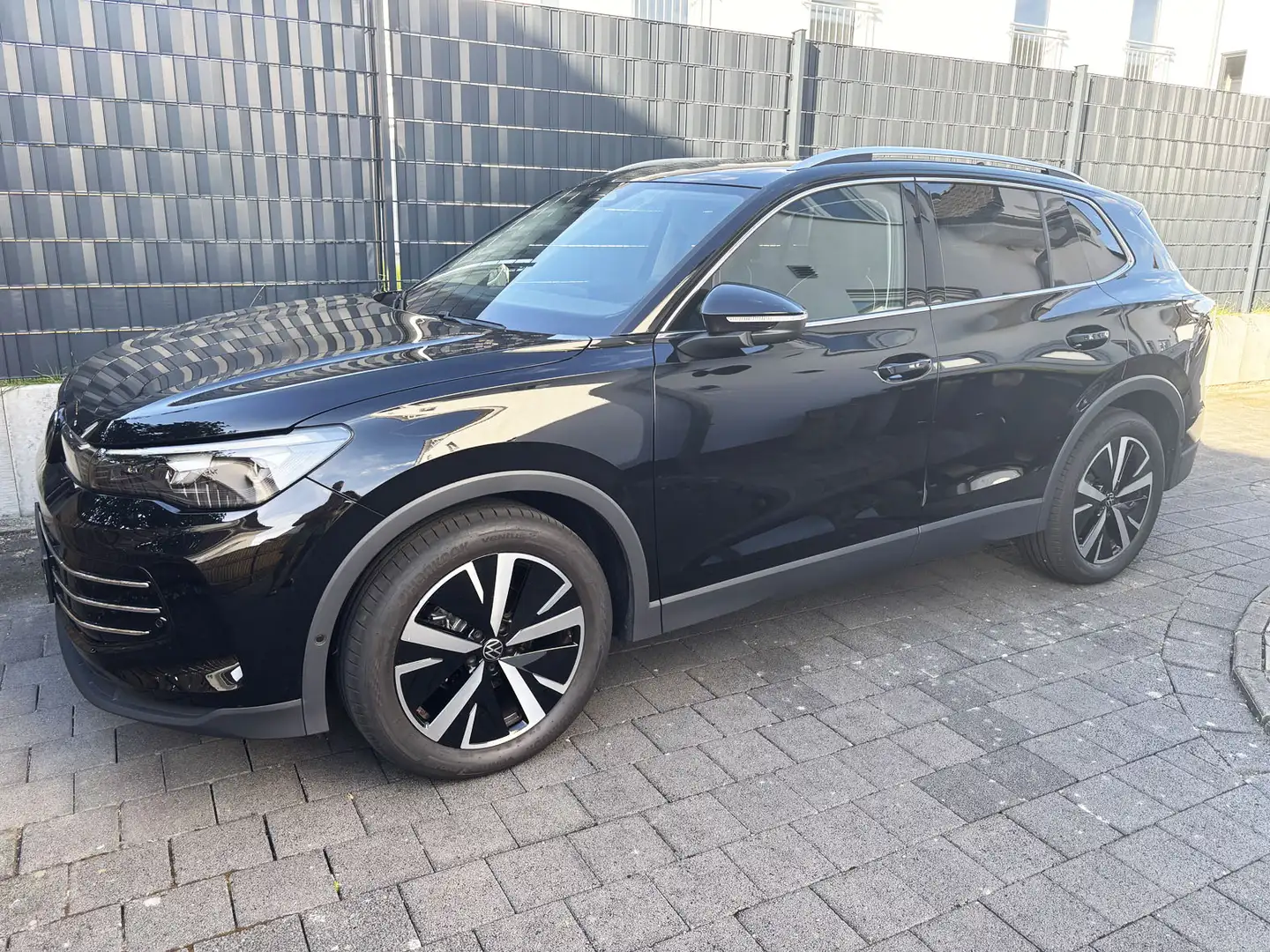 Volkswagen Tiguan Tiguan 1.5 eTSI DSG Elegance; IQ Light; Pano; AHK; Schwarz - 1