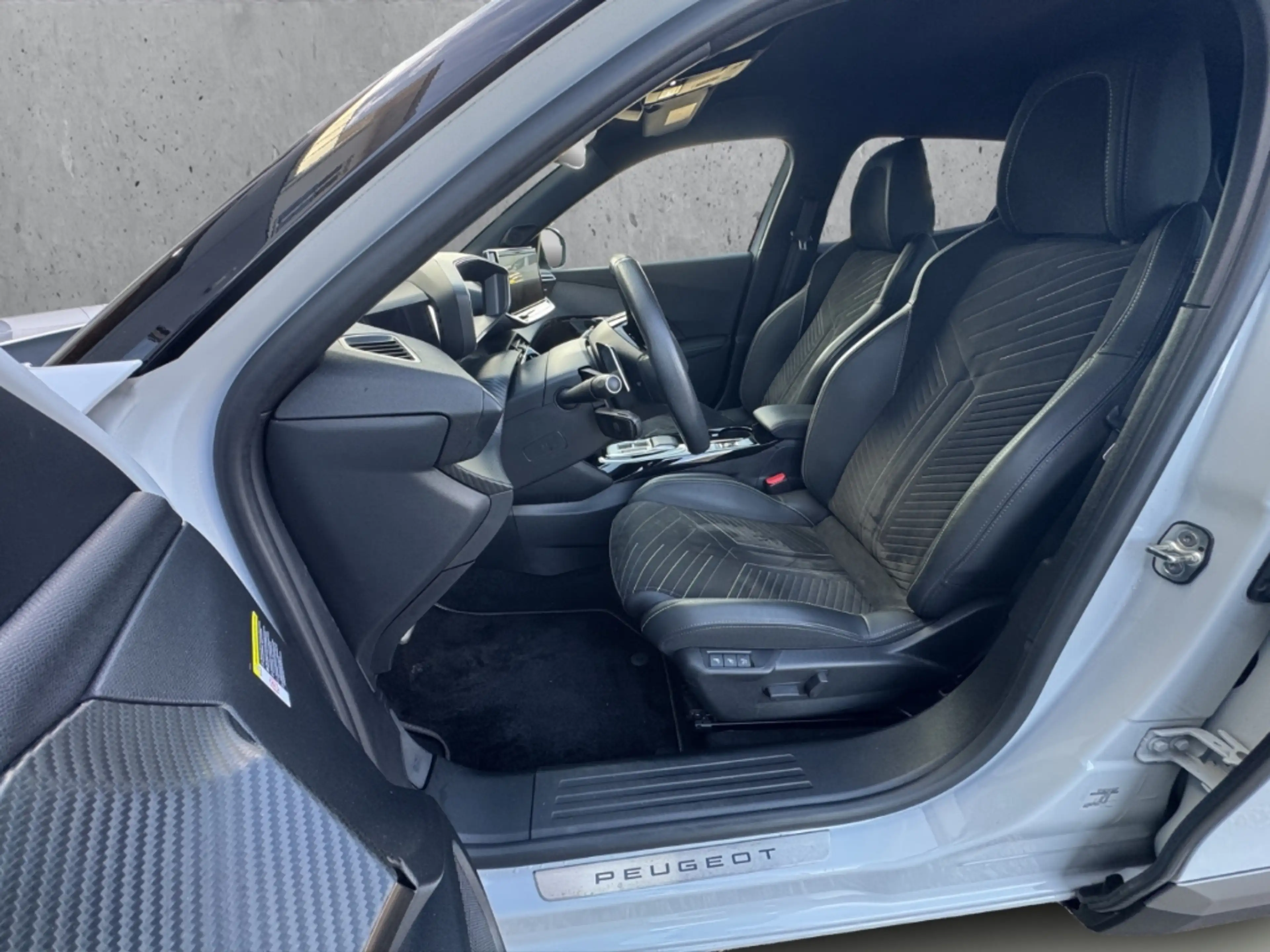 Peugeot 2008 Neuer GT PT 130 EAT8 Navi Leder 360 Kamera Massage — photo 9