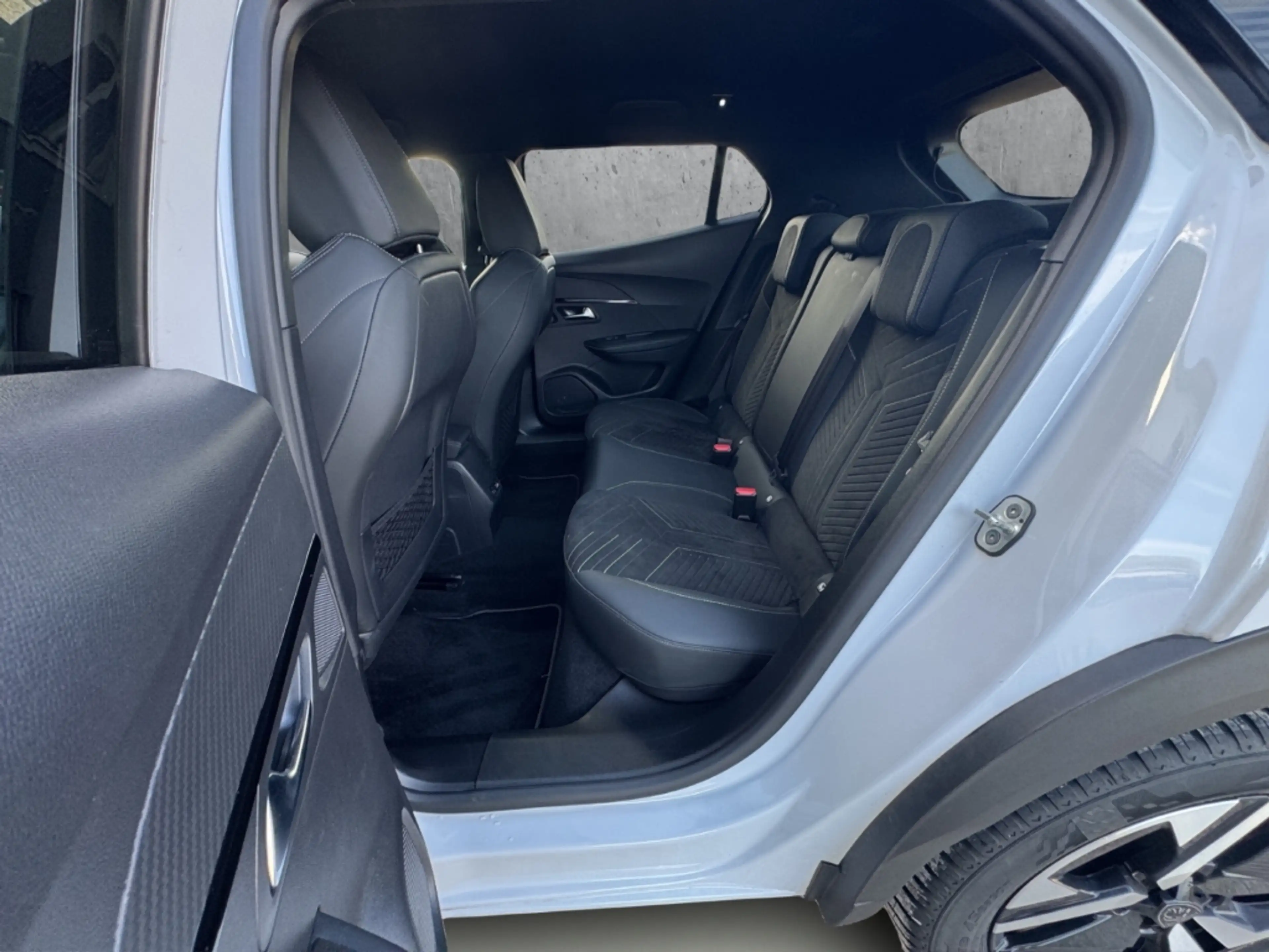 Peugeot 2008 Neuer GT PT 130 EAT8 Navi Leder 360 Kamera Massage — photo 8