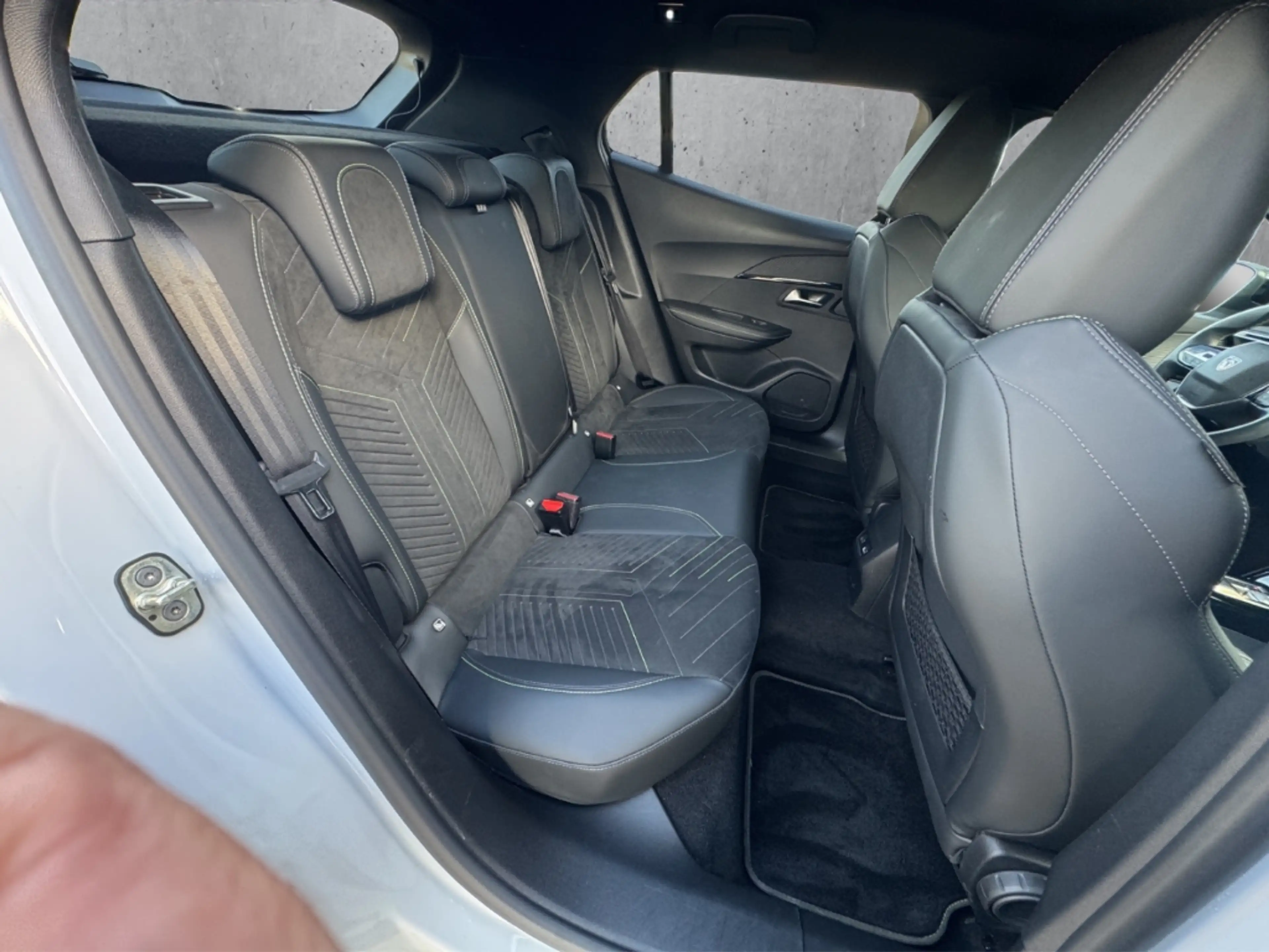 Peugeot 2008 Neuer GT PT 130 EAT8 Navi Leder 360 Kamera Massage — photo 14