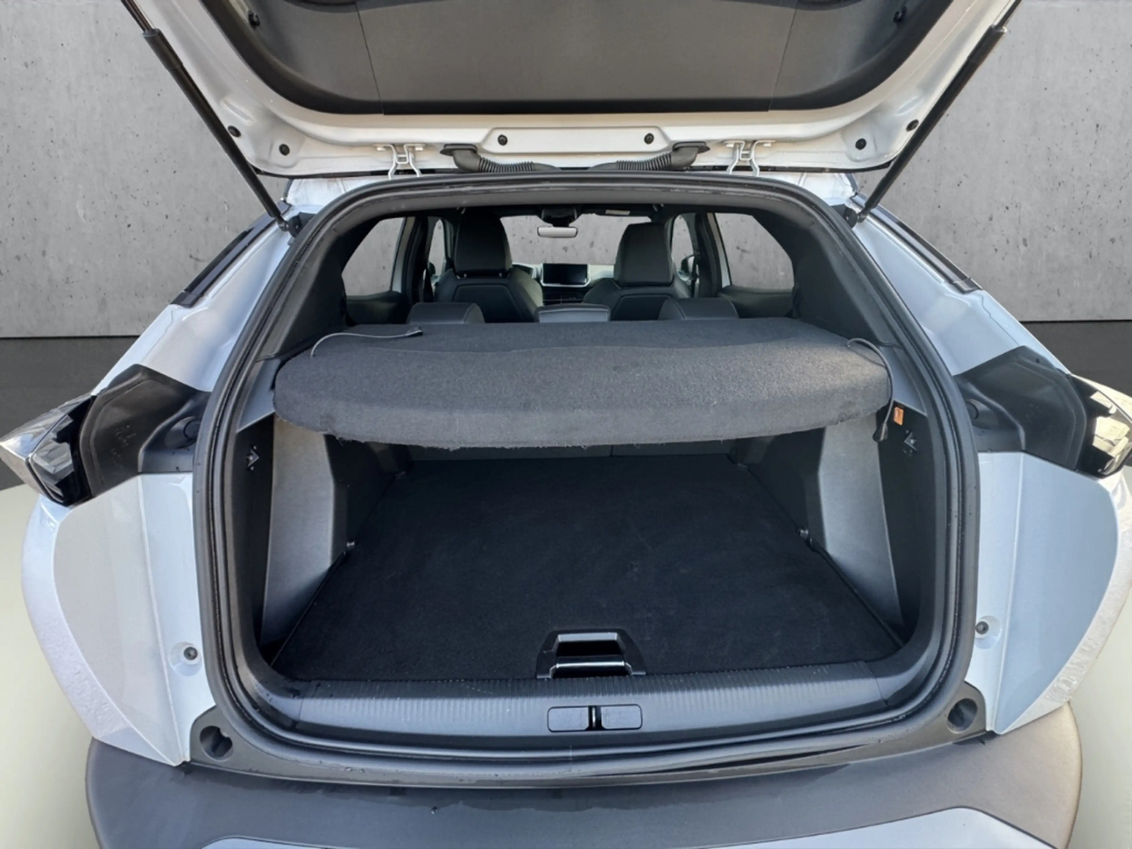 Peugeot 2008 Neuer GT PT 130 EAT8 Navi Leder 360 Kamera Massage — photo 7