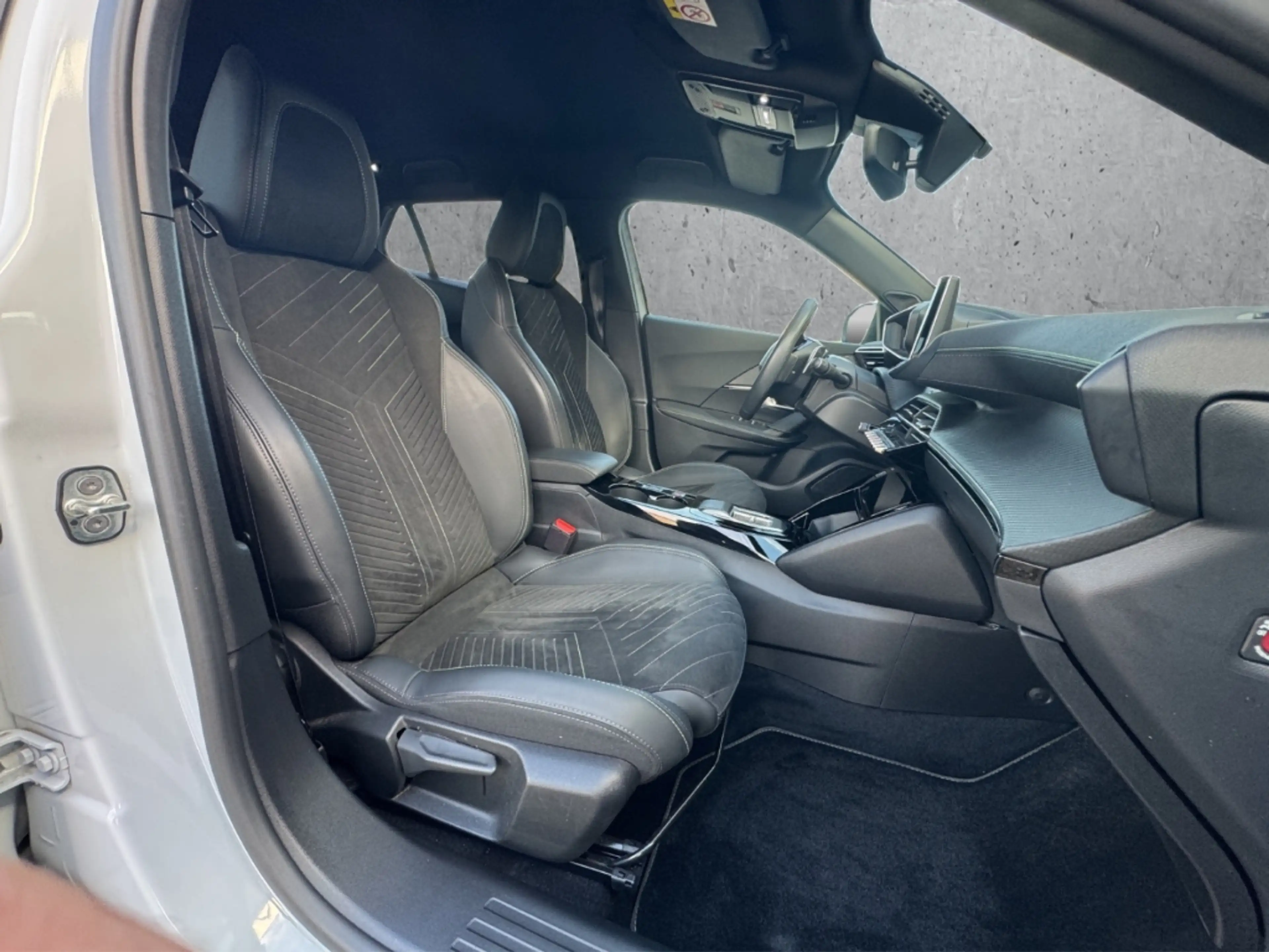 Peugeot 2008 Neuer GT PT 130 EAT8 Navi Leder 360 Kamera Massage — photo 13