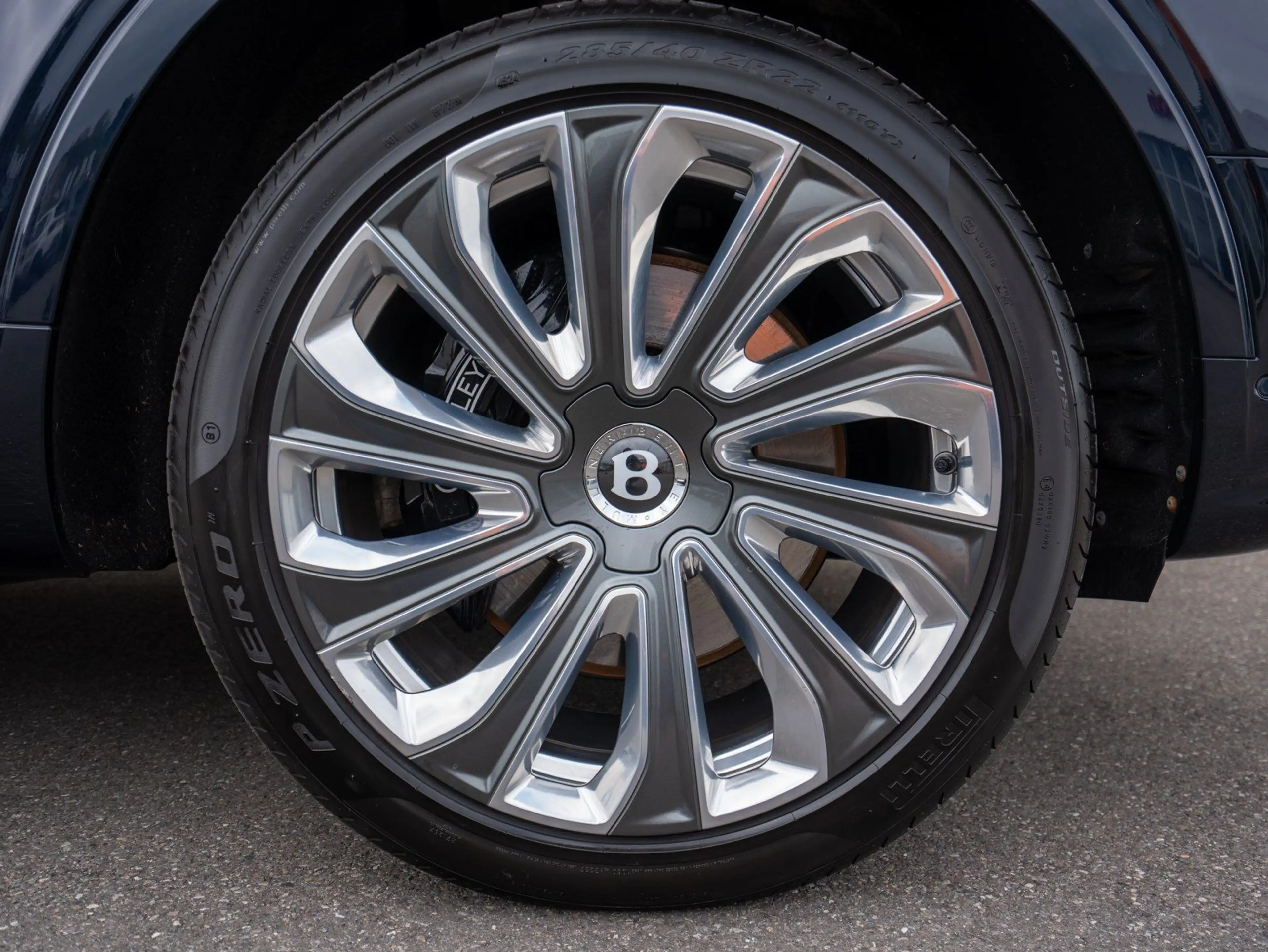 Bentley Bentayga EWB Mulliner V8 — photo 10