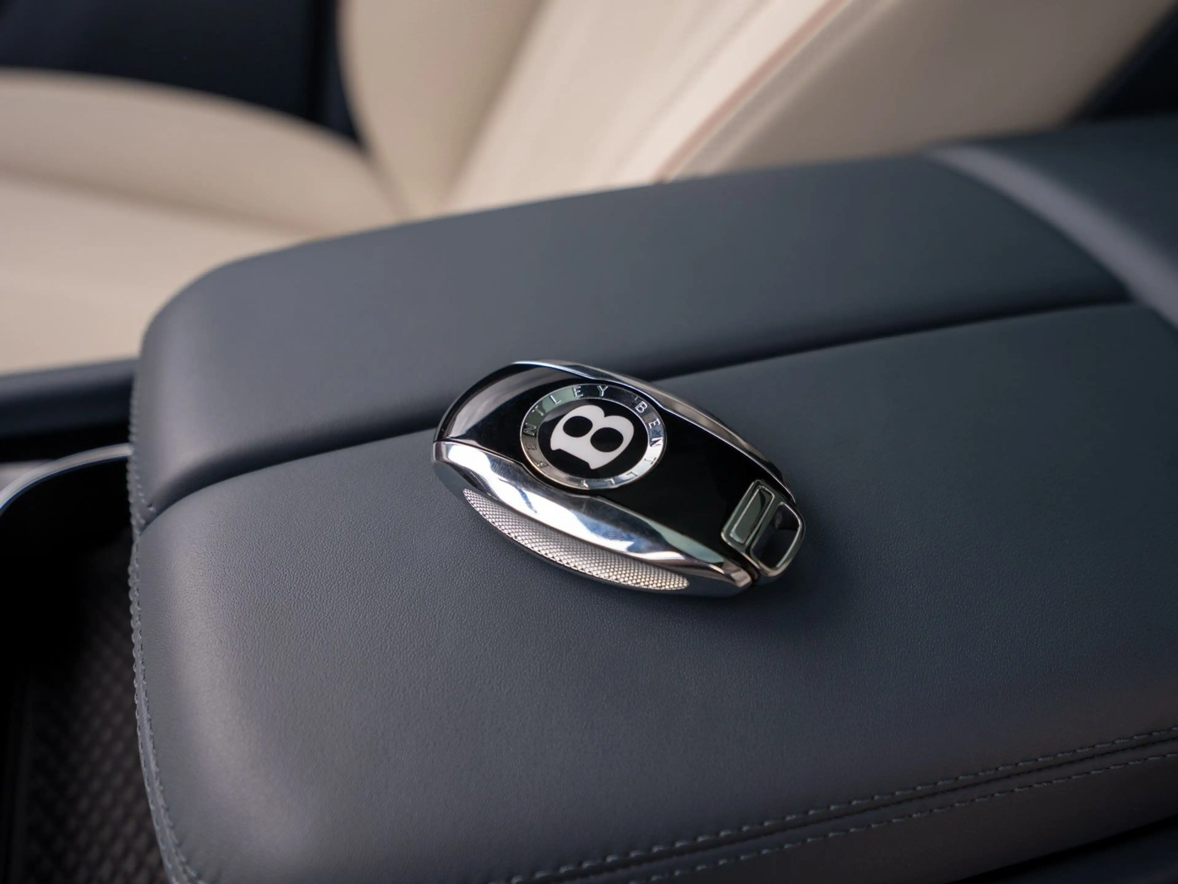 Bentley Bentayga EWB Mulliner V8 — photo 11