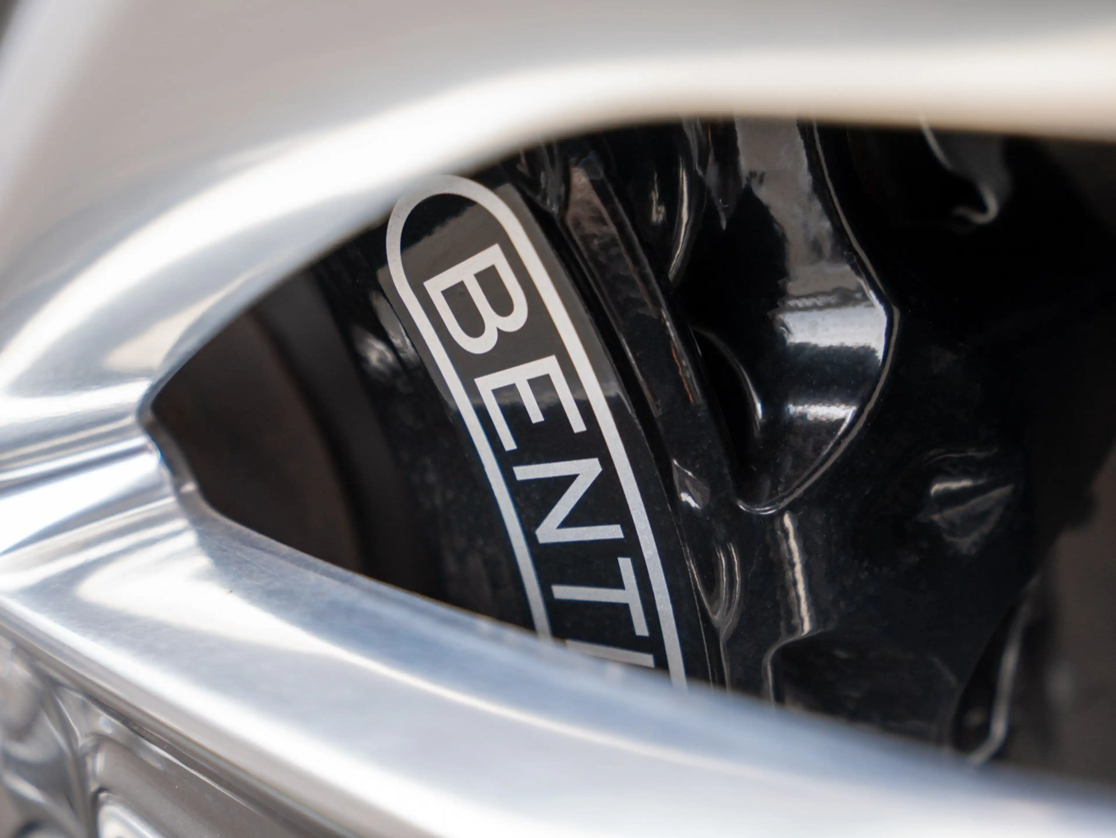 Bentley Bentayga EWB Mulliner V8 — photo 15