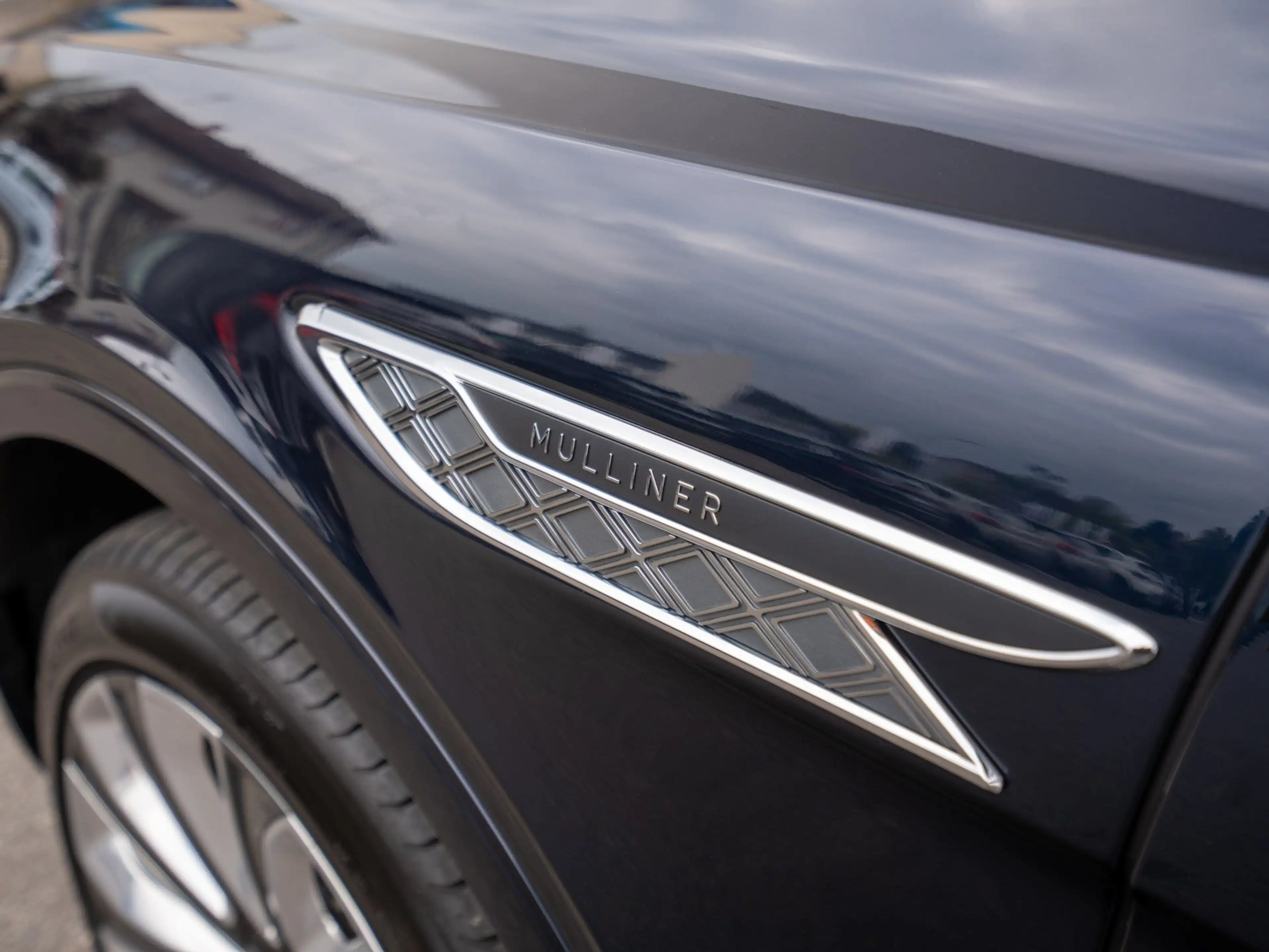 Bentley Bentayga EWB Mulliner V8 — photo 14