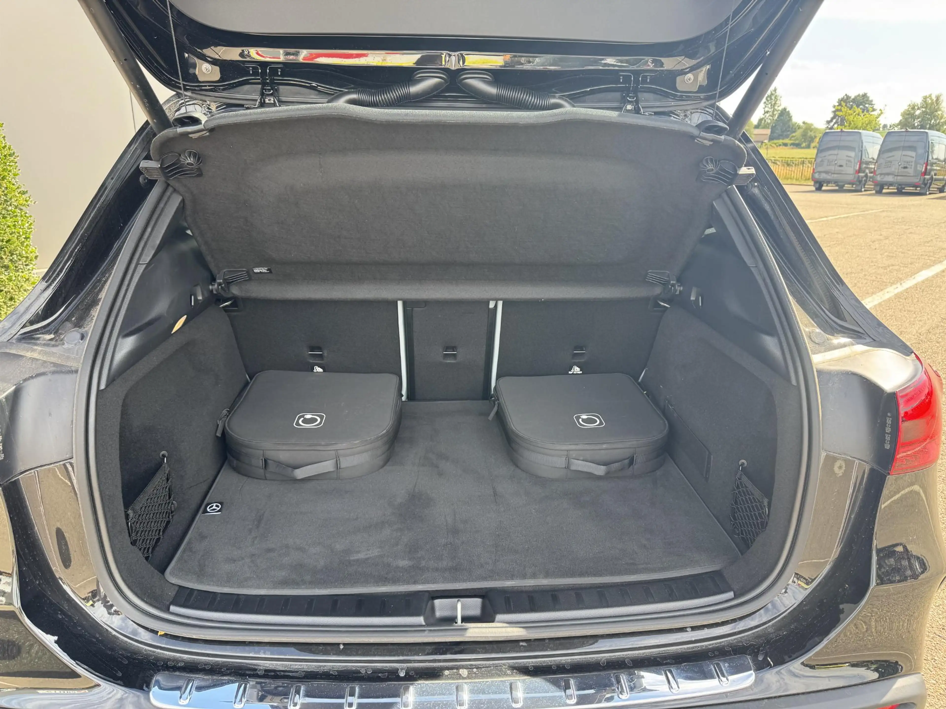 Mercedes-Benz EQA 300 4MATIC AMG Line — photo 11