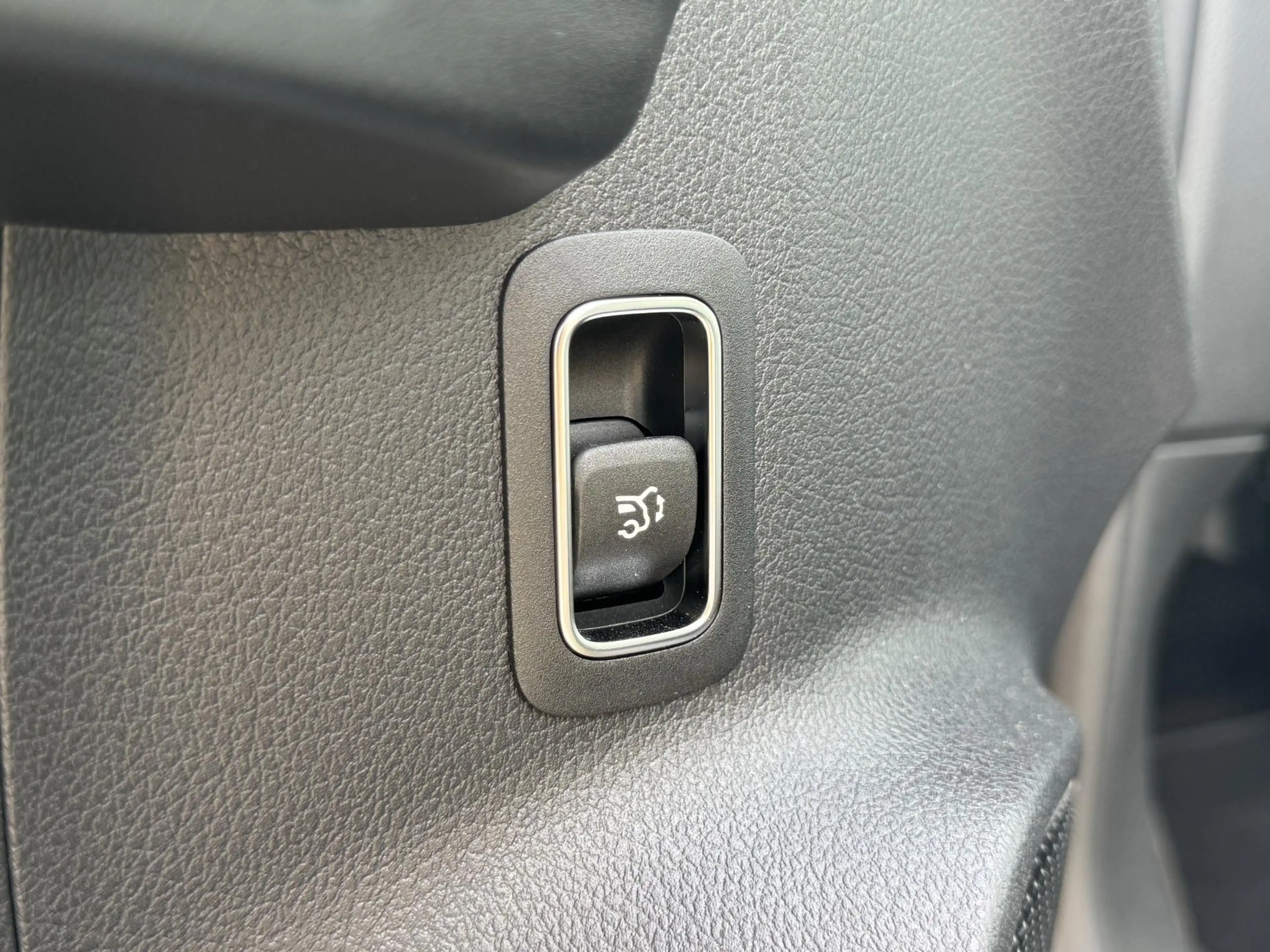 Mercedes-Benz EQA 300 4MATIC AMG Line — photo 15