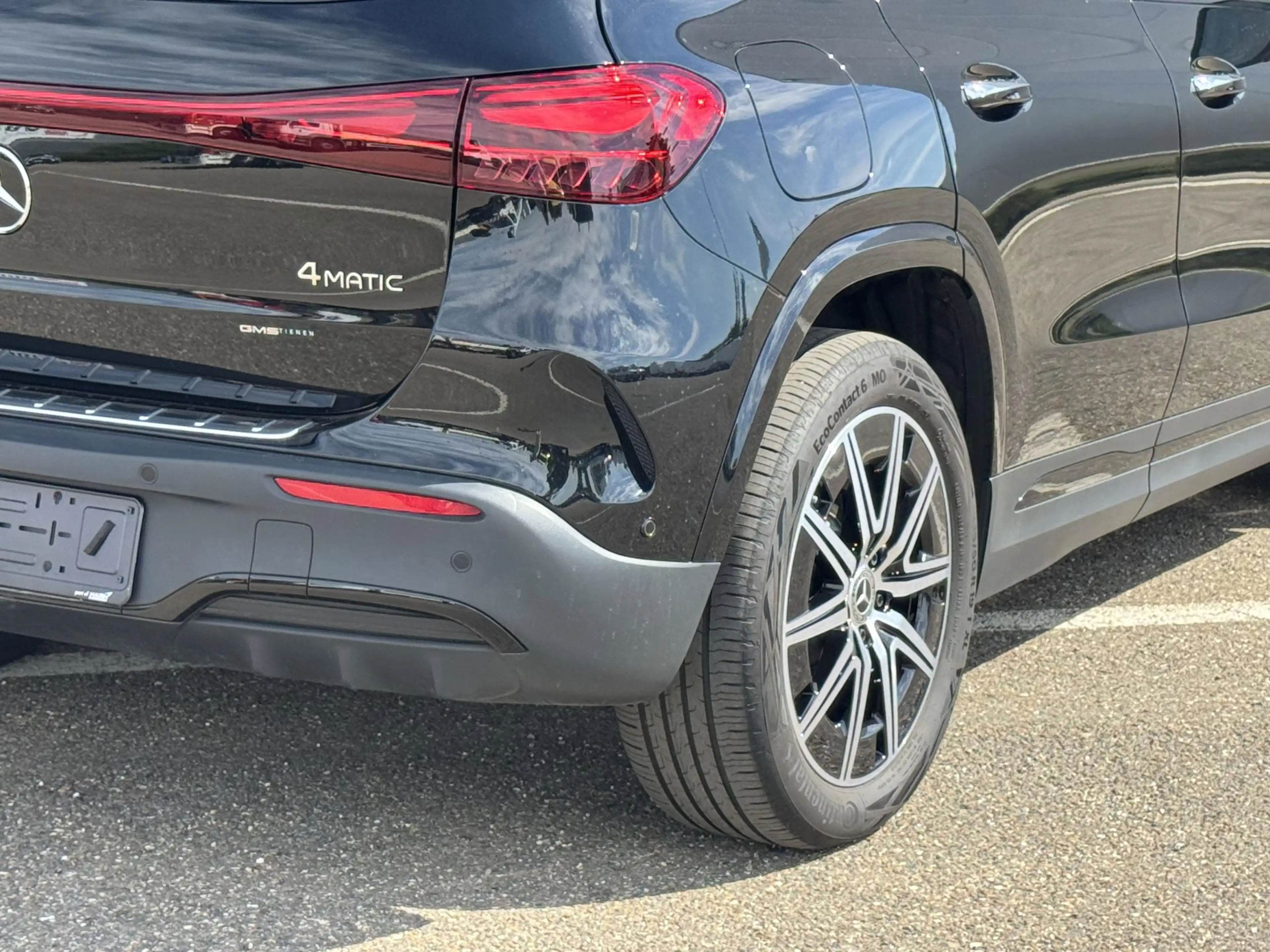 Mercedes-Benz EQA 300 4MATIC AMG Line — photo 8