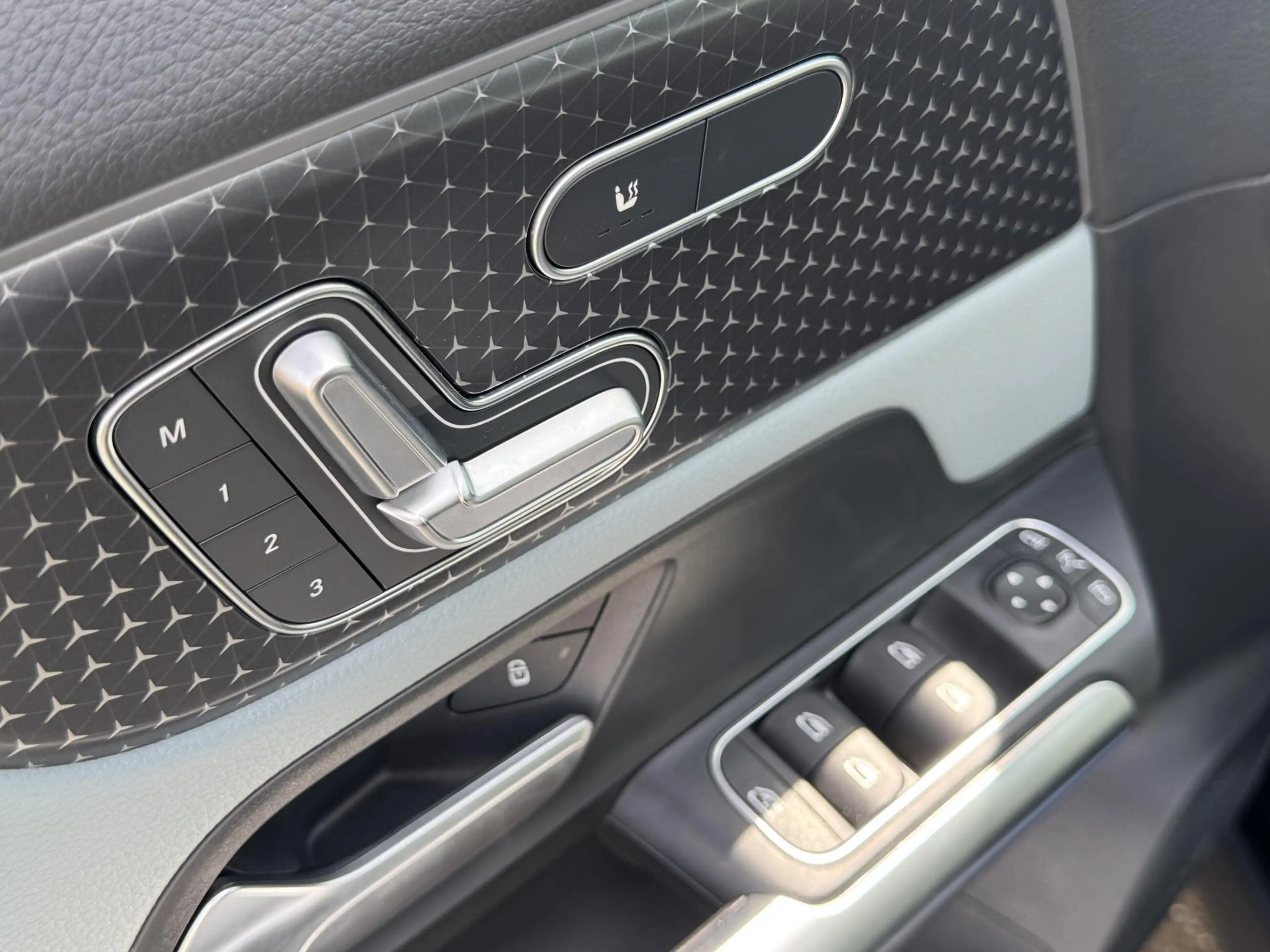 Mercedes-Benz EQA 300 4MATIC AMG Line — photo 13