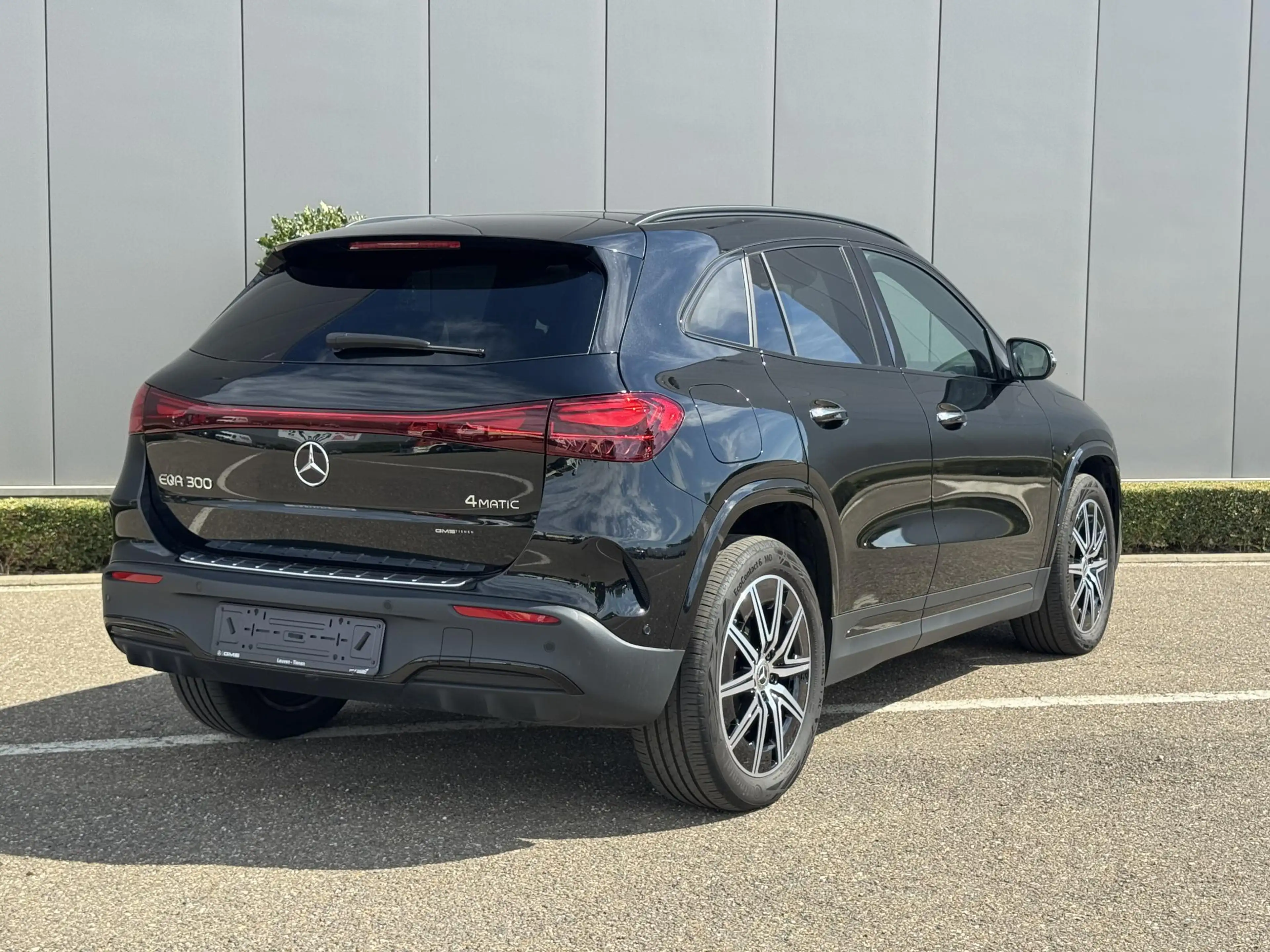 Mercedes-Benz EQA 300 4MATIC AMG Line — photo 2