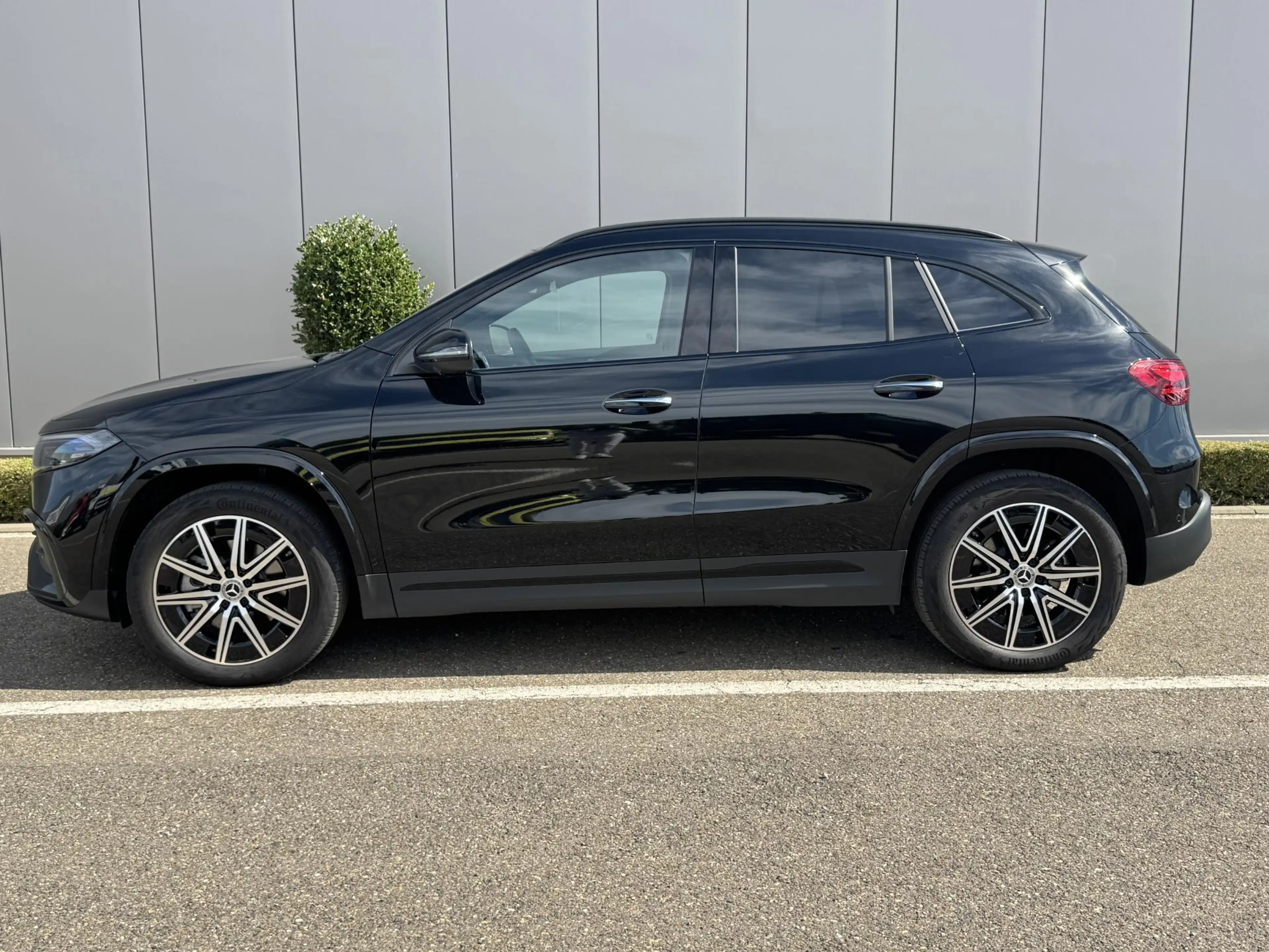 Mercedes-Benz EQA 300 4MATIC AMG Line — photo 6