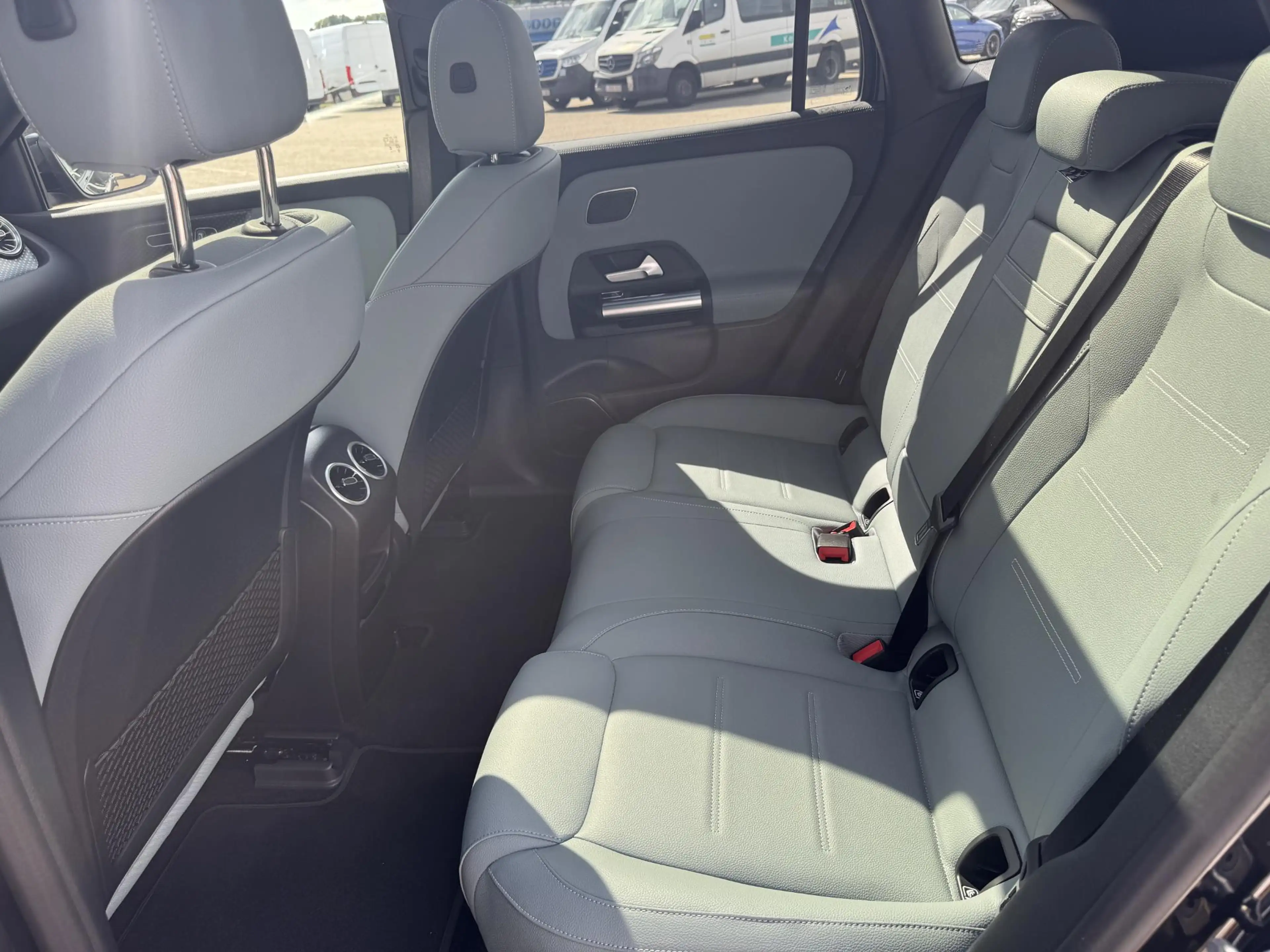Mercedes-Benz EQA 300 4MATIC AMG Line — photo 12