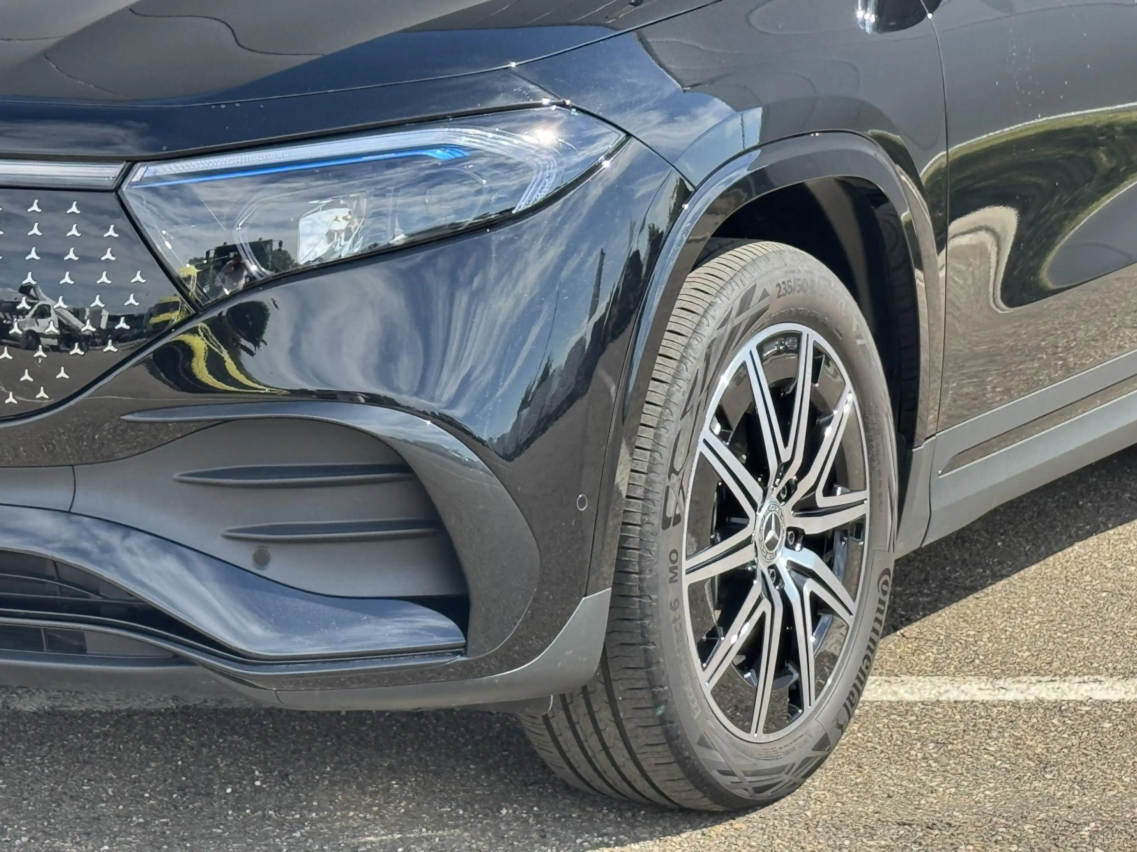 Mercedes-Benz EQA 300 4MATIC AMG Line — photo 3