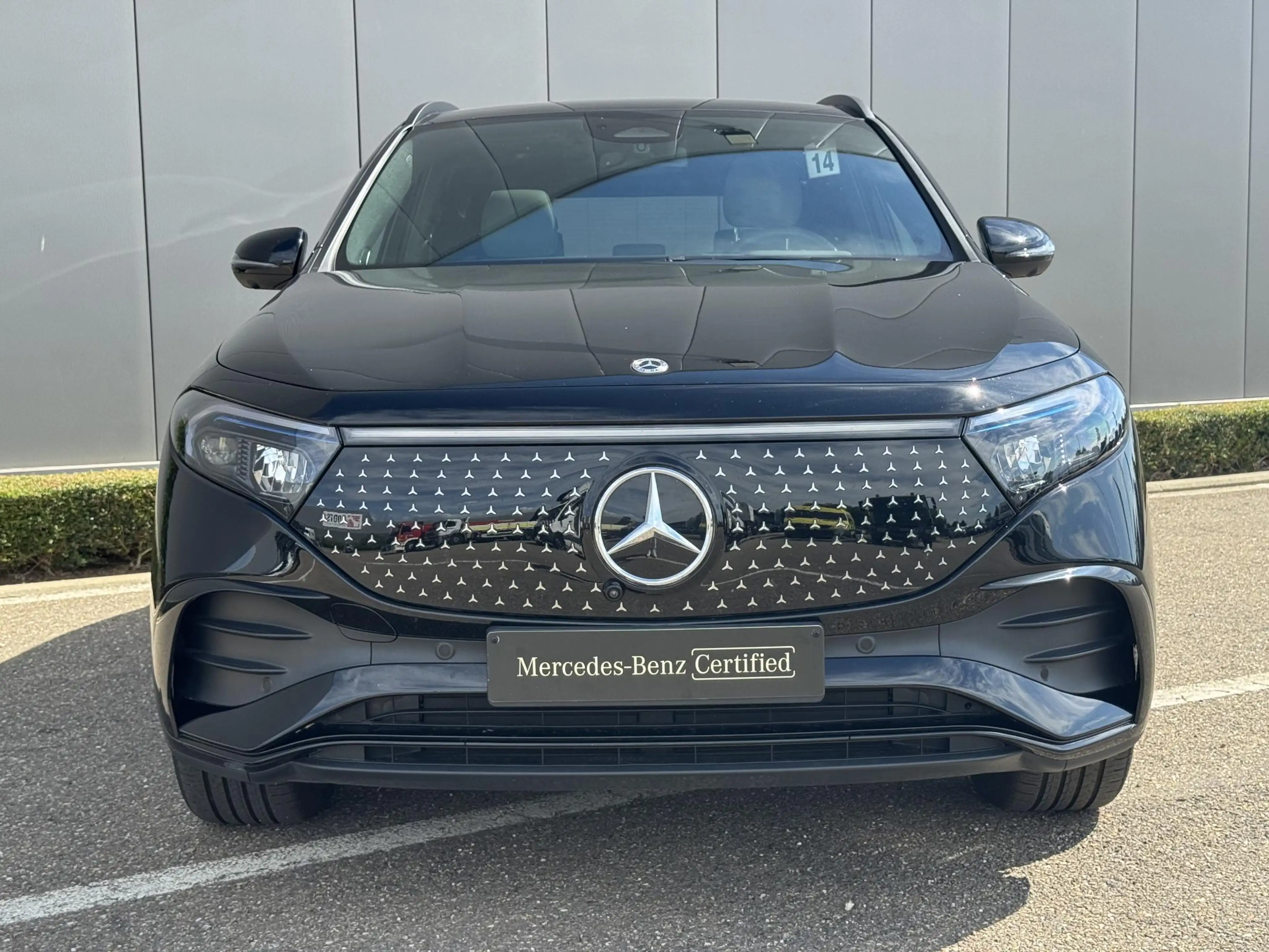 Mercedes-Benz EQA 300 4MATIC AMG Line — photo 4