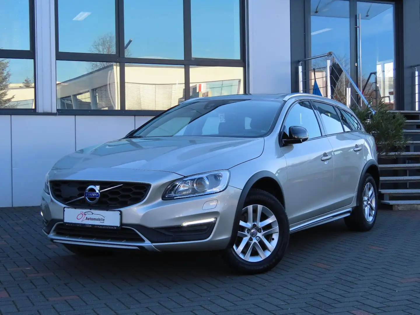 Volvo V60 Cross Country D3 Gris - 2