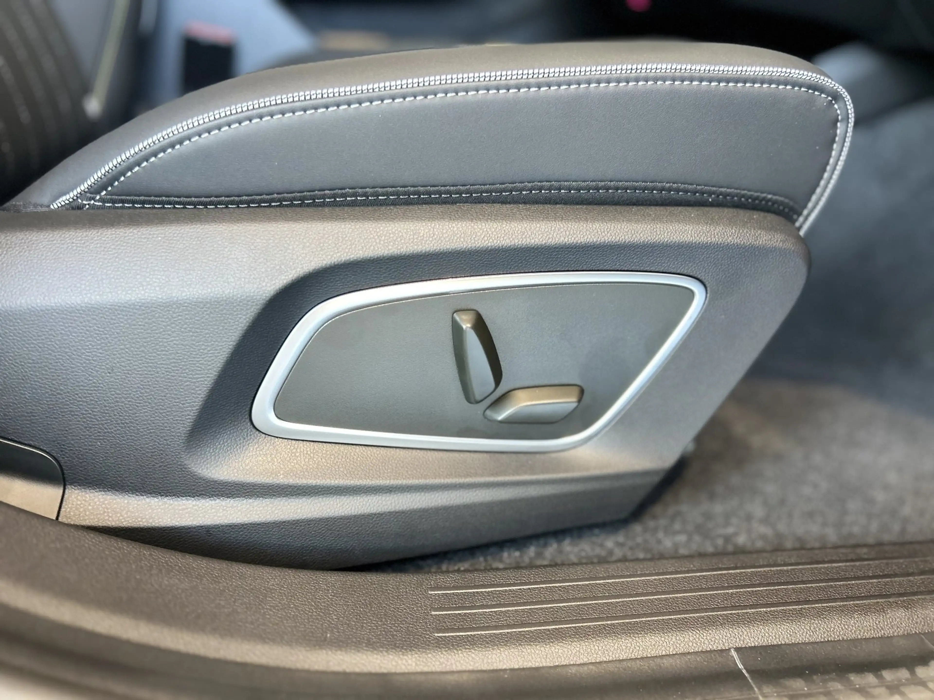 Renault Megane E-Tech 100% ele Iconic 220 Comfort Range — photo 9