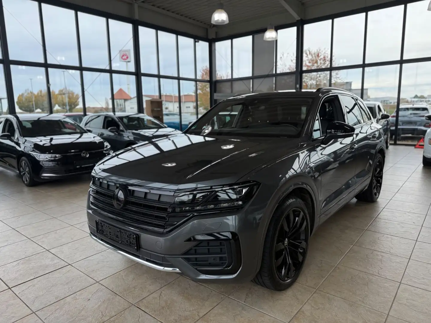 Volkswagen Touareg R-Line 4Motion Blackstyle Grau - 1