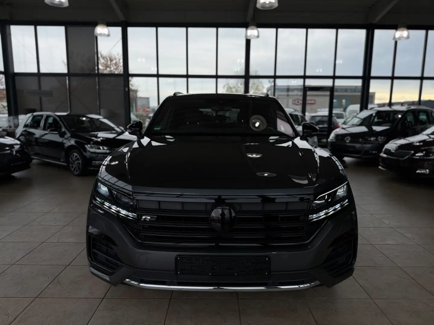 Volkswagen Touareg R-Line 4Motion Blackstyle Grau - 2