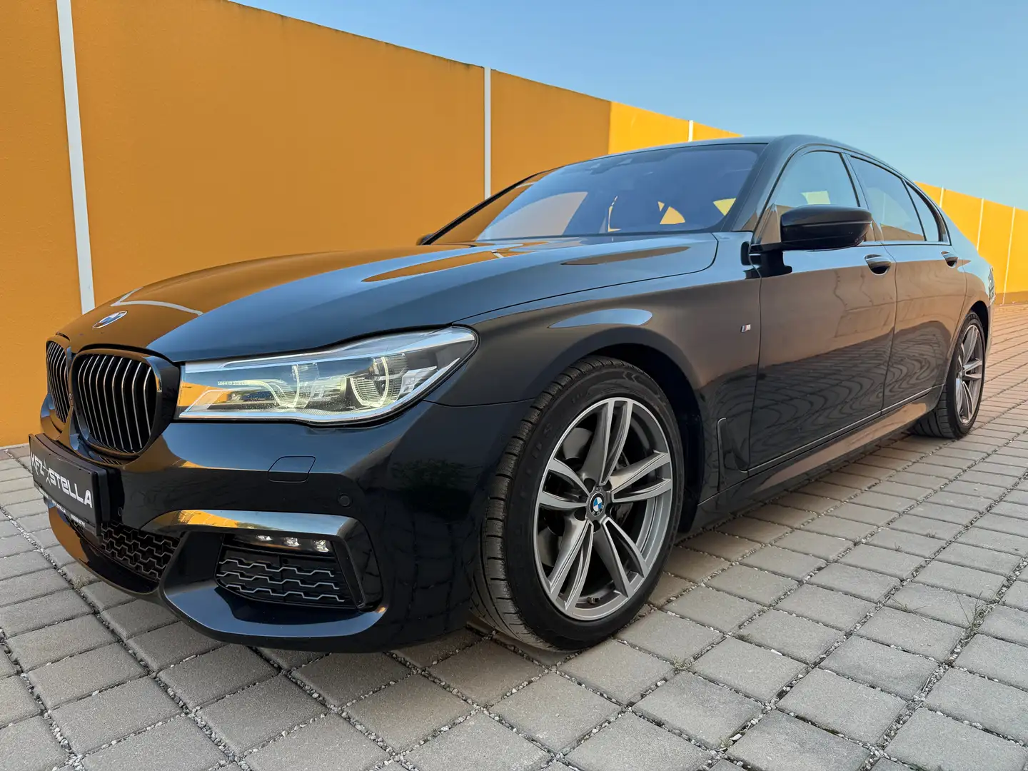 BMW 730 d xDrive G11 M-Paket / DrivingAssistPlus / ShadowL Zwart - 1