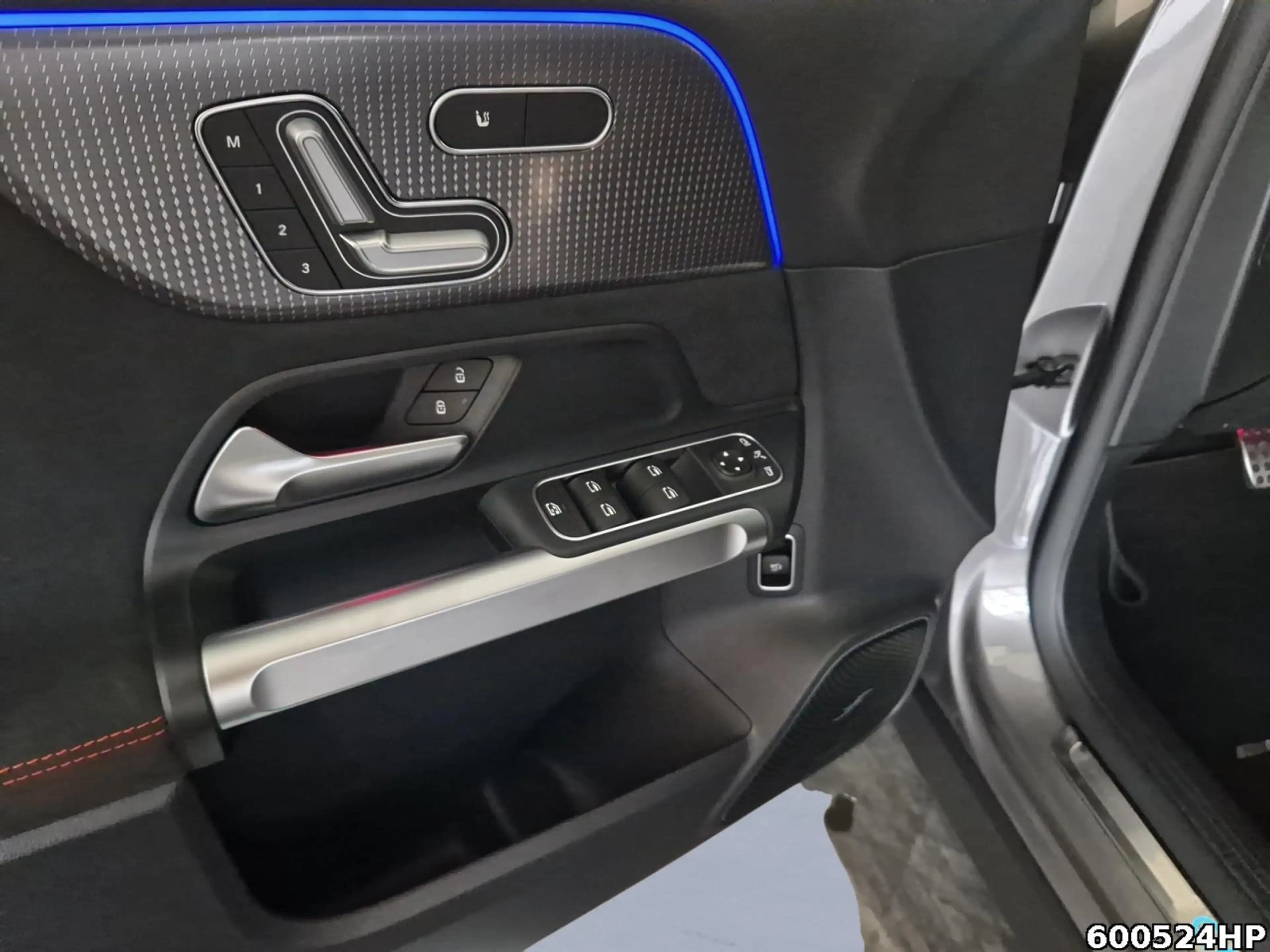 Mercedes-Benz EQB 350 4M AMG 7-sitzer Pano Memory Burmester — photo 14
