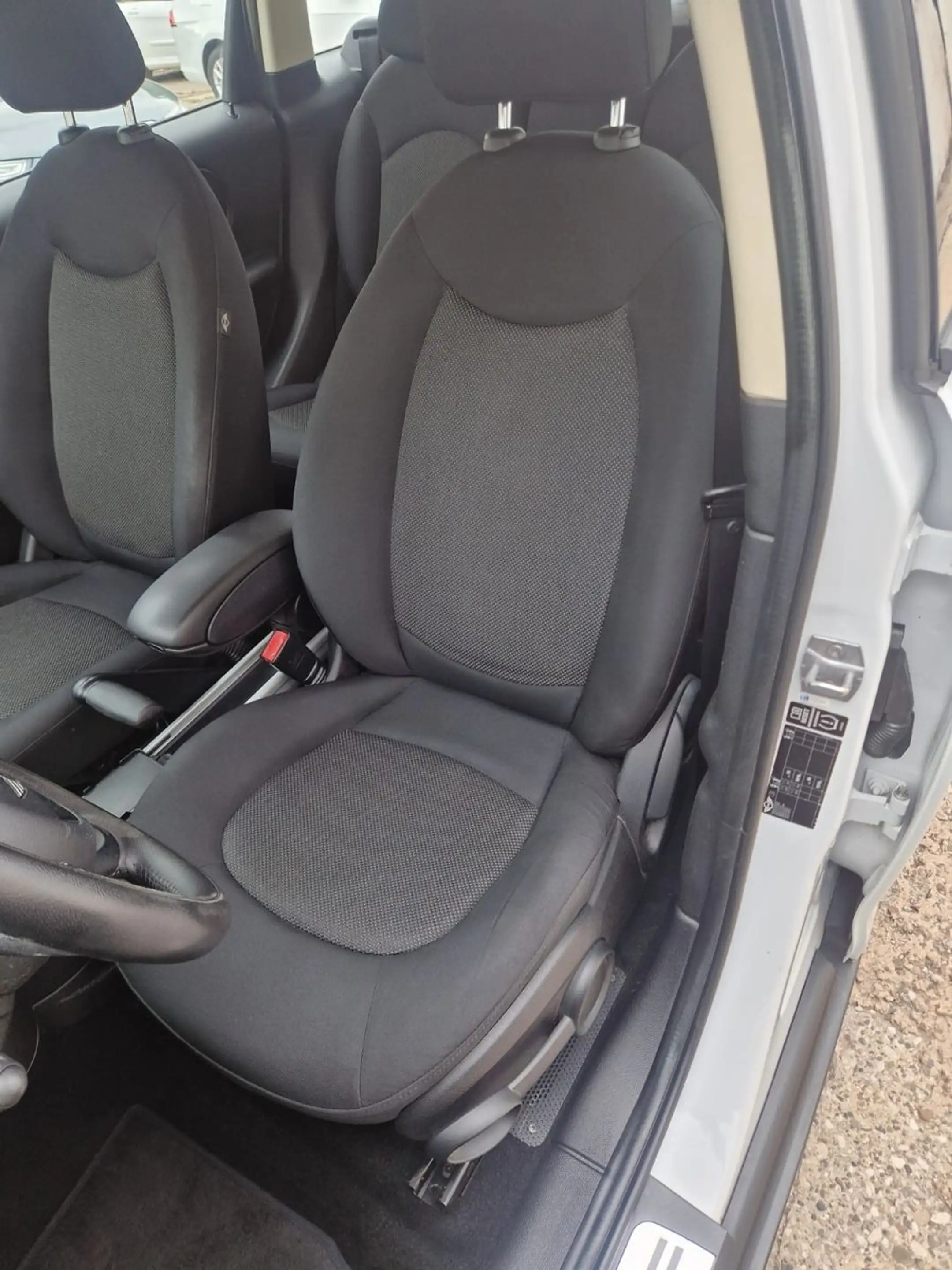 MINI One Countryman One D — photo 11