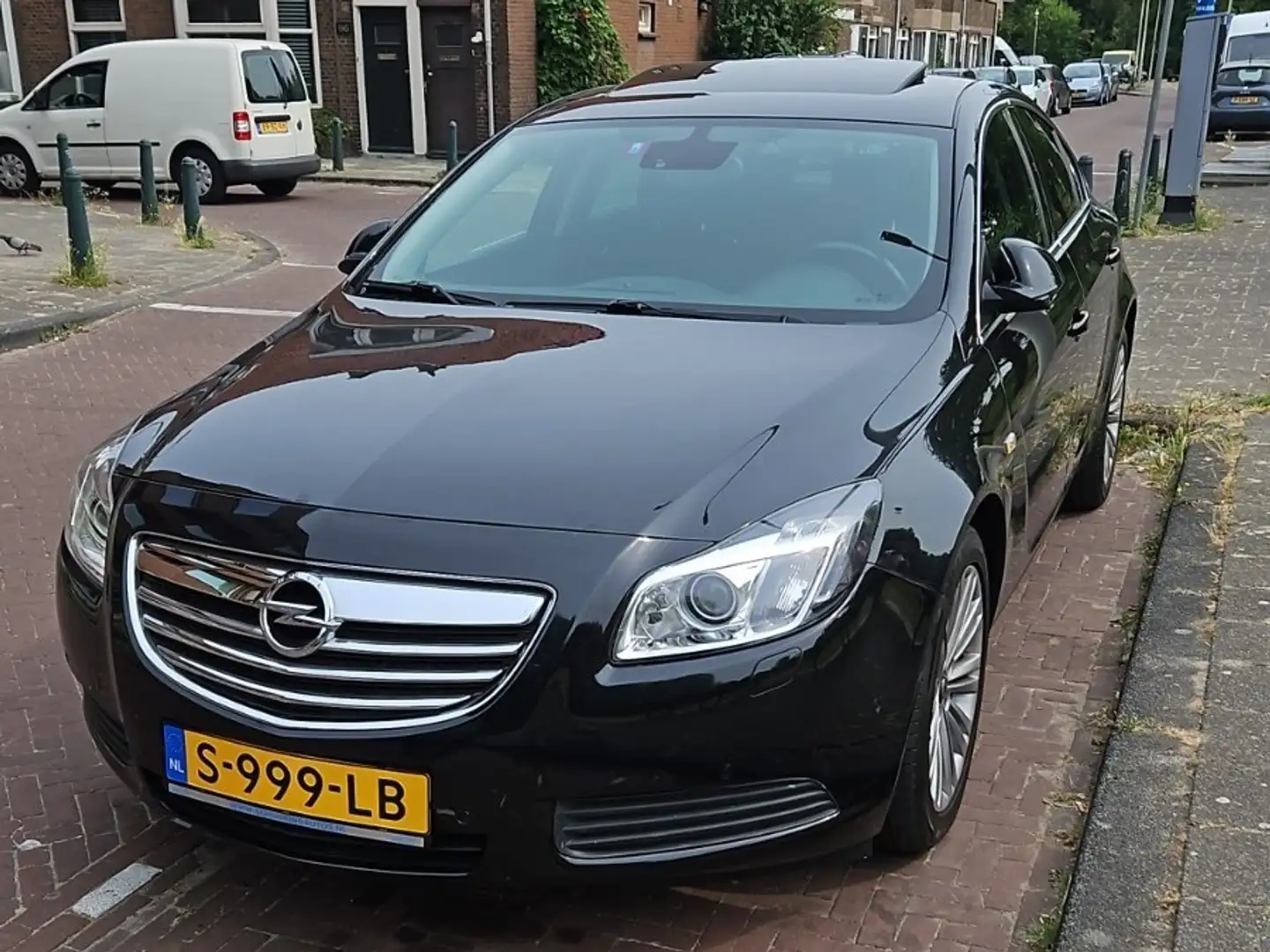 Opel Insignia 2.0 T Cosmo aut. 220pk dak, stoelverwarming etc. Zwart - 1