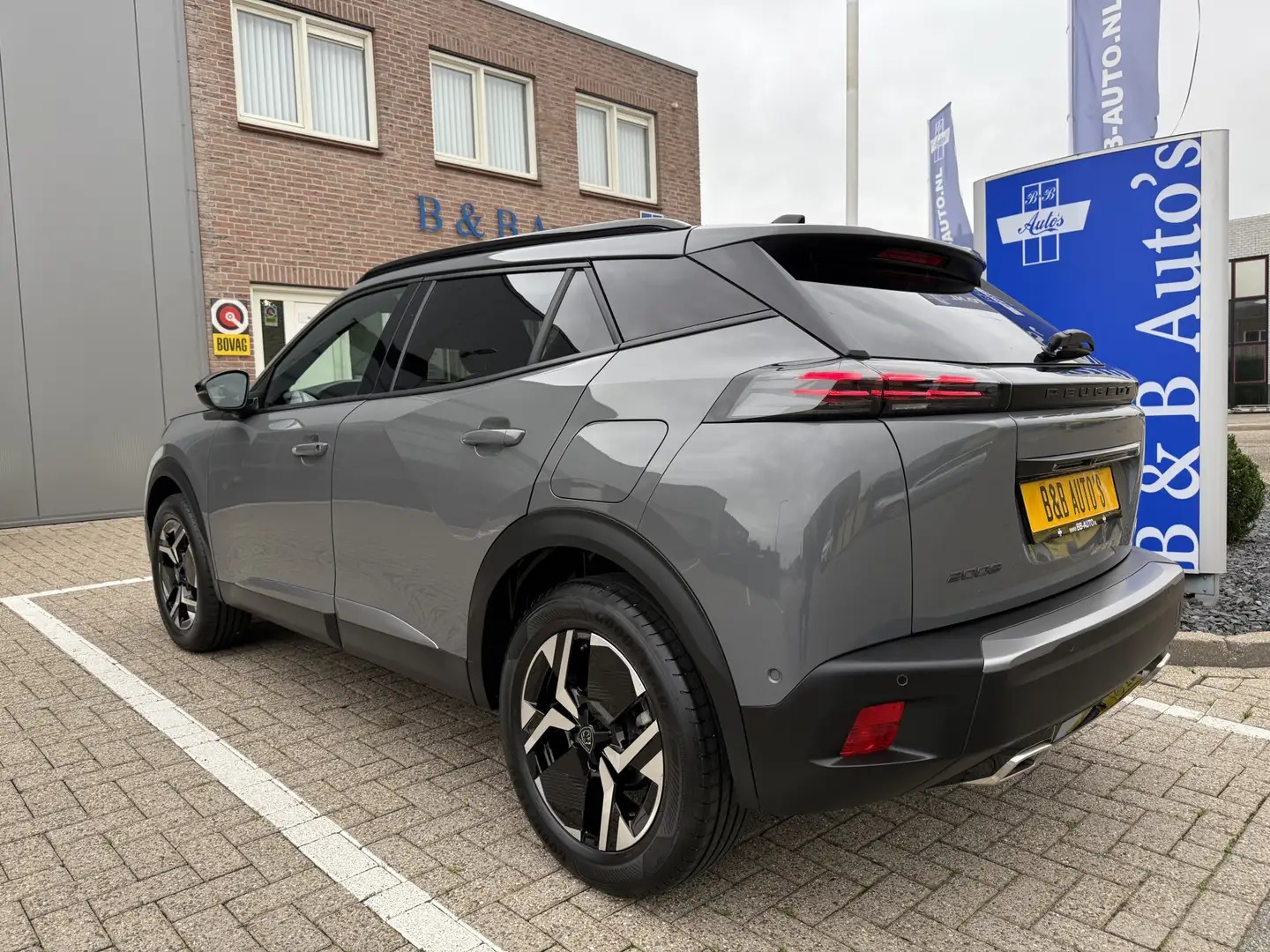 Peugeot 2008 1.2 PureTech 130pk Automaat Allure l ACC l BLIS l Grau - 2