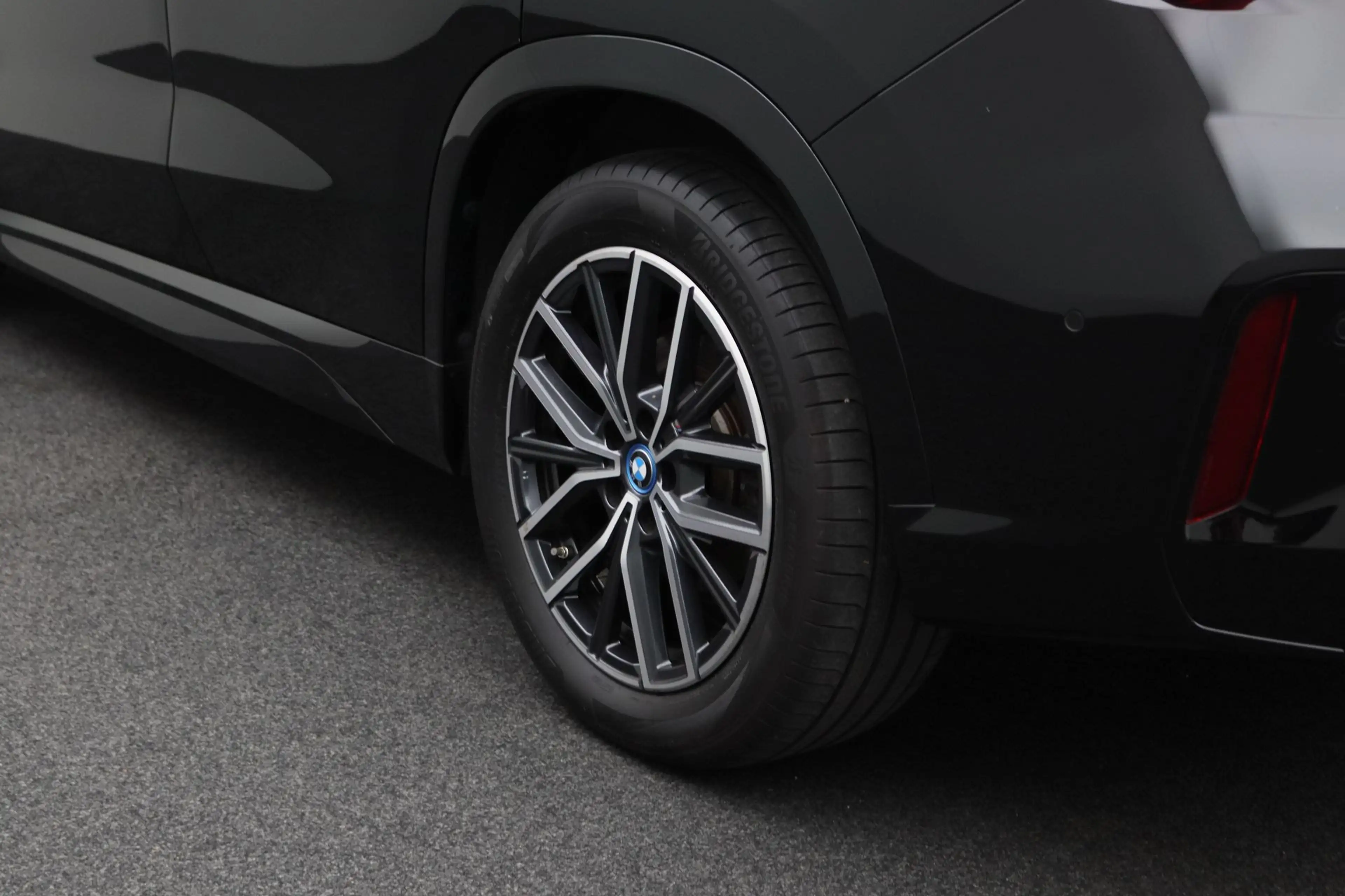 BMW iX1 xDrive30 Launch Edition 67 kWh | Glazen Panoramada — photo 5