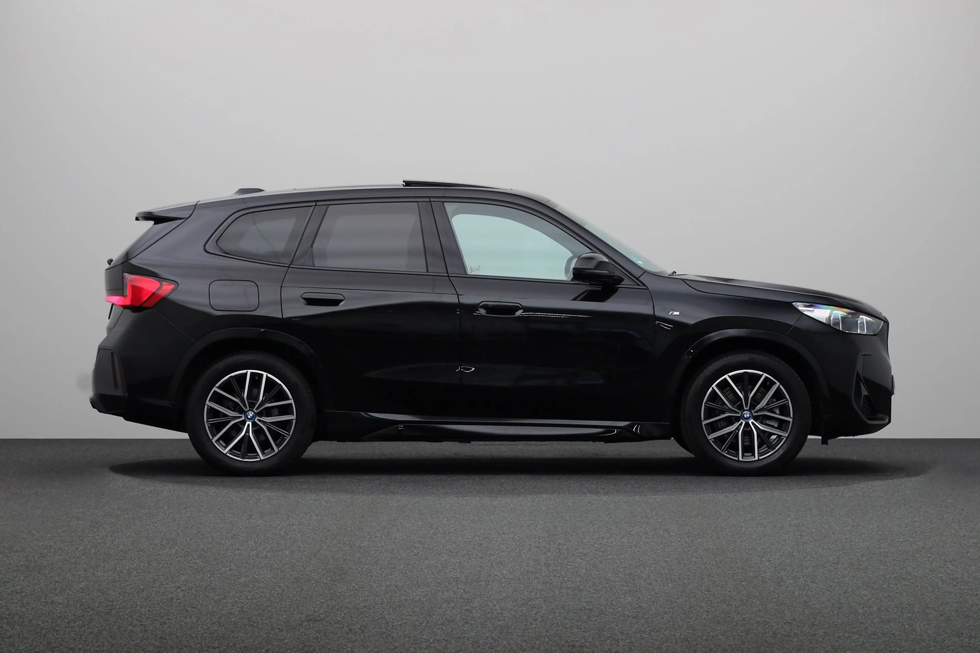 BMW iX1 xDrive30 Launch Edition 67 kWh | Glazen Panoramada — photo 10