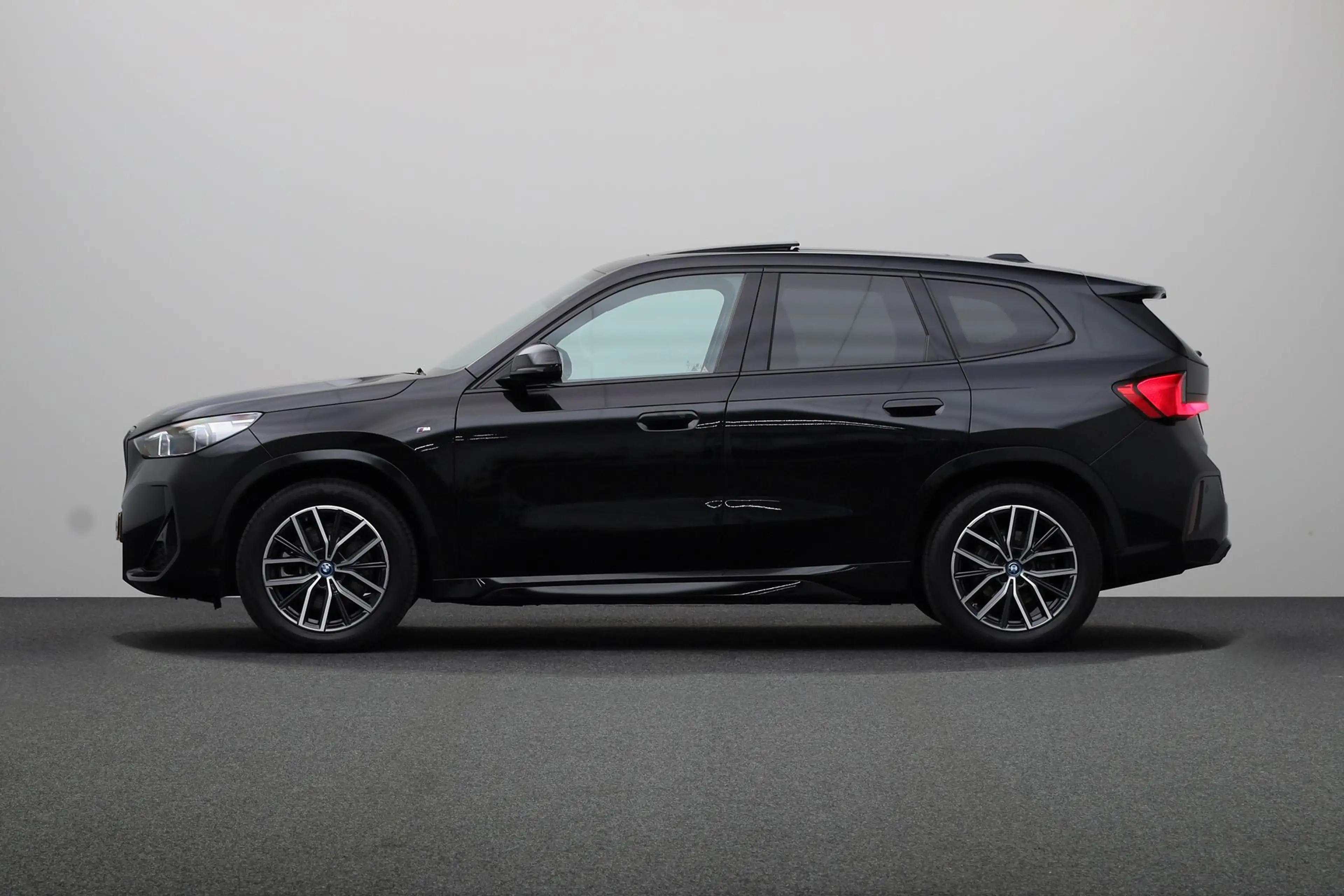 BMW iX1 xDrive30 Launch Edition 67 kWh | Glazen Panoramada — photo 12