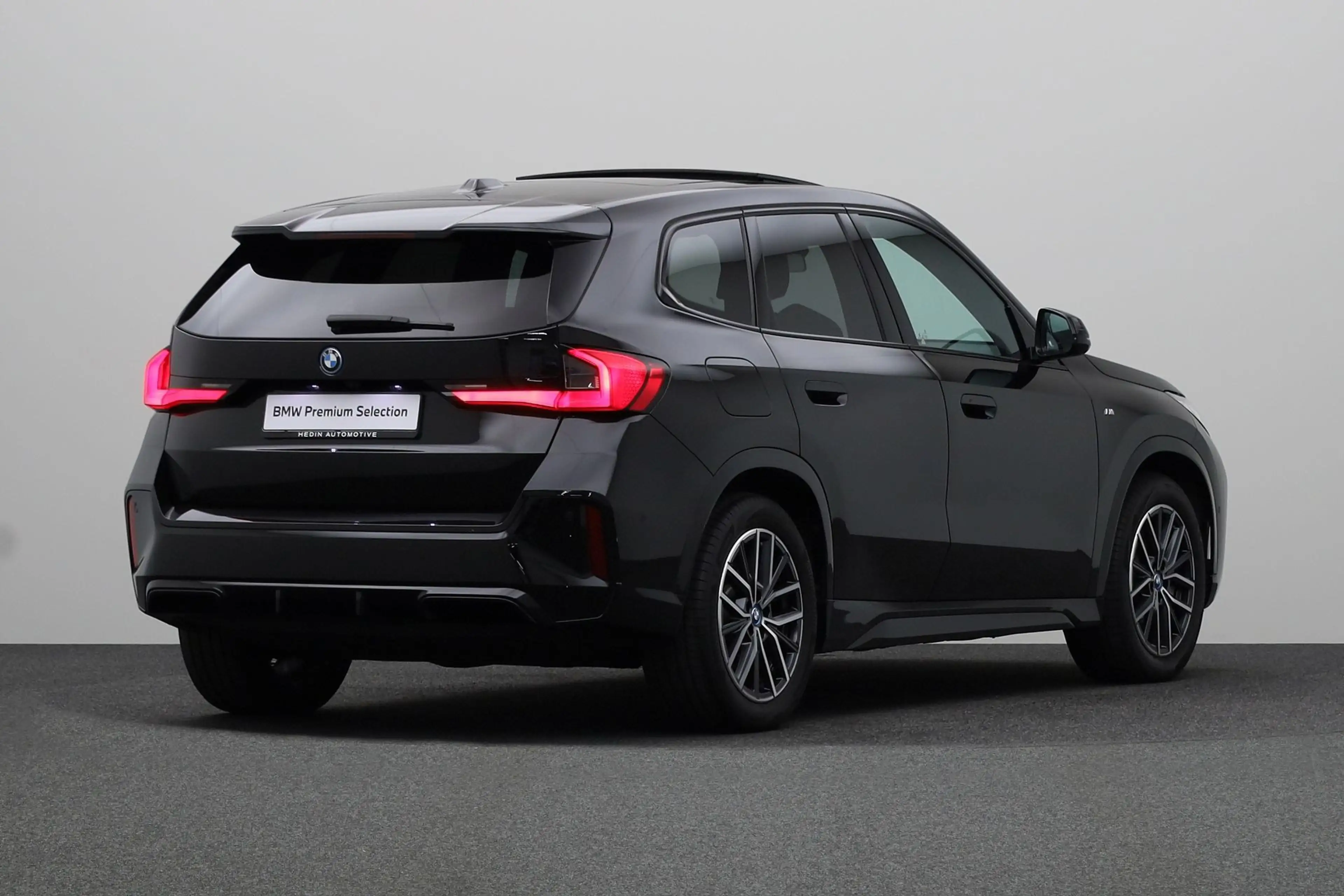 BMW iX1 xDrive30 Launch Edition 67 kWh | Glazen Panoramada — photo 2