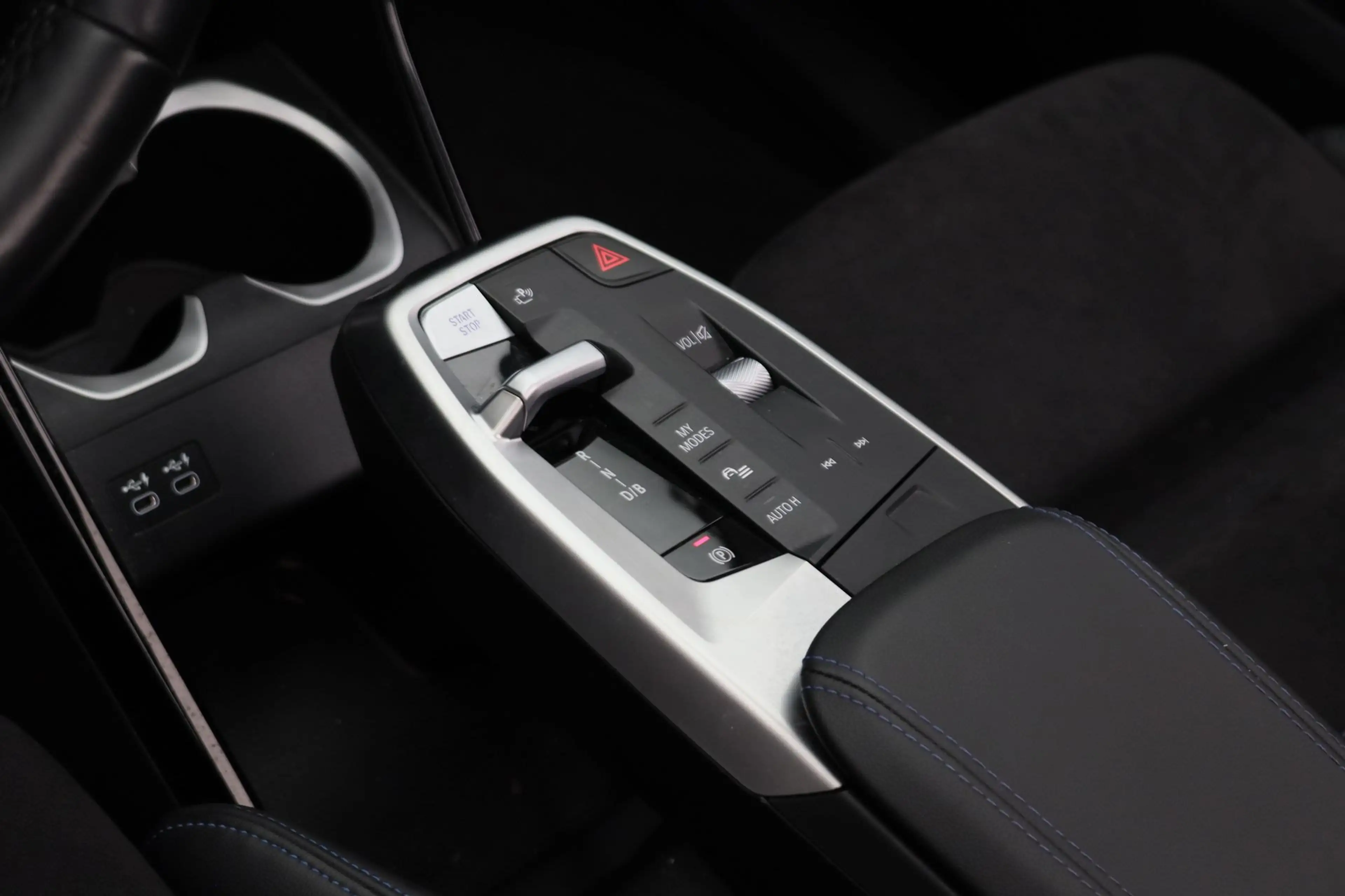 BMW iX1 xDrive30 Launch Edition 67 kWh | Glazen Panoramada — photo 15