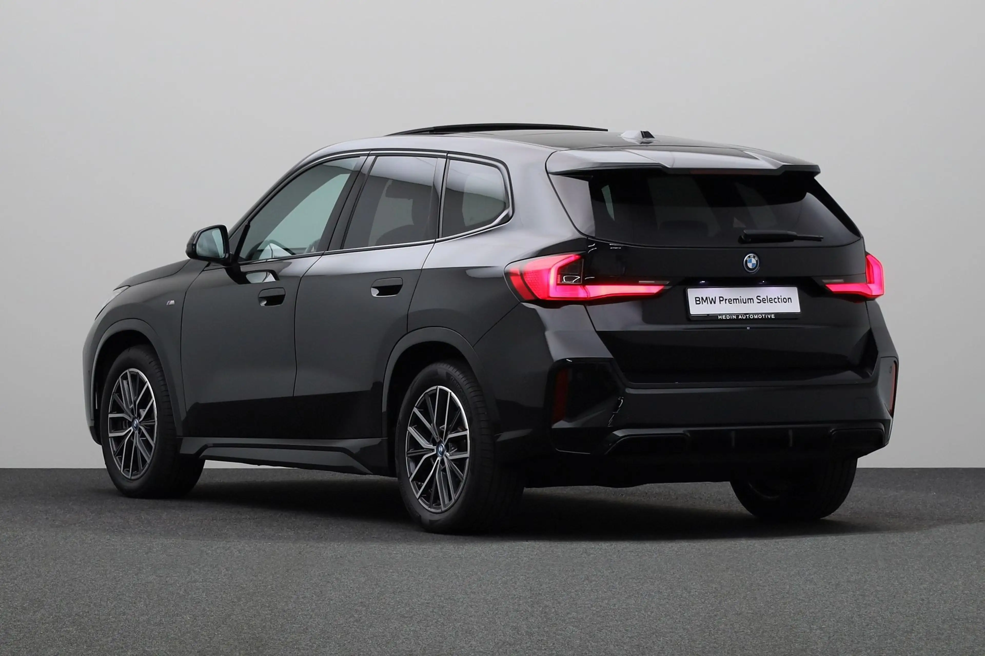 BMW iX1 xDrive30 Launch Edition 67 kWh | Glazen Panoramada — photo 13