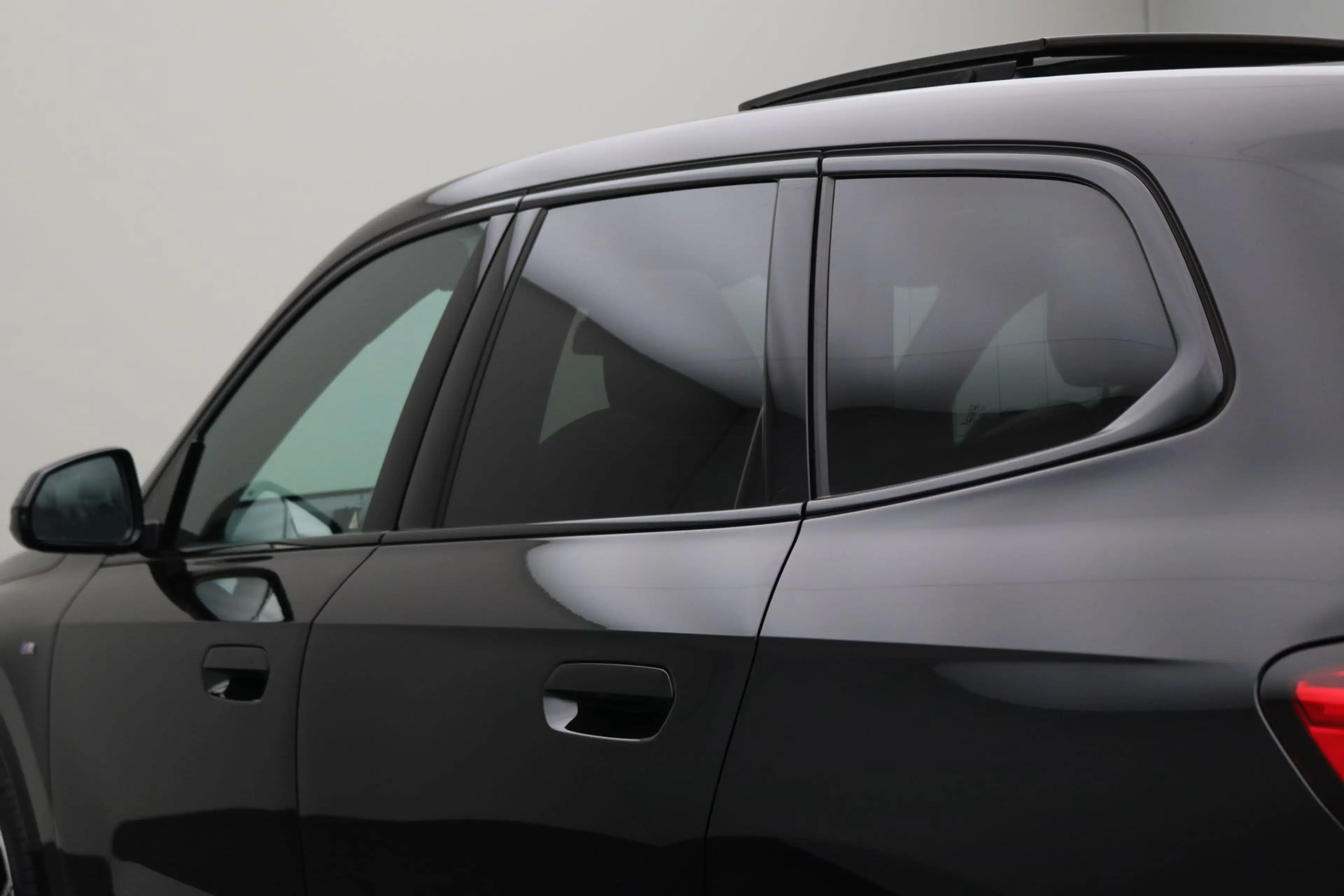 BMW iX1 xDrive30 Launch Edition 67 kWh | Glazen Panoramada — photo 4