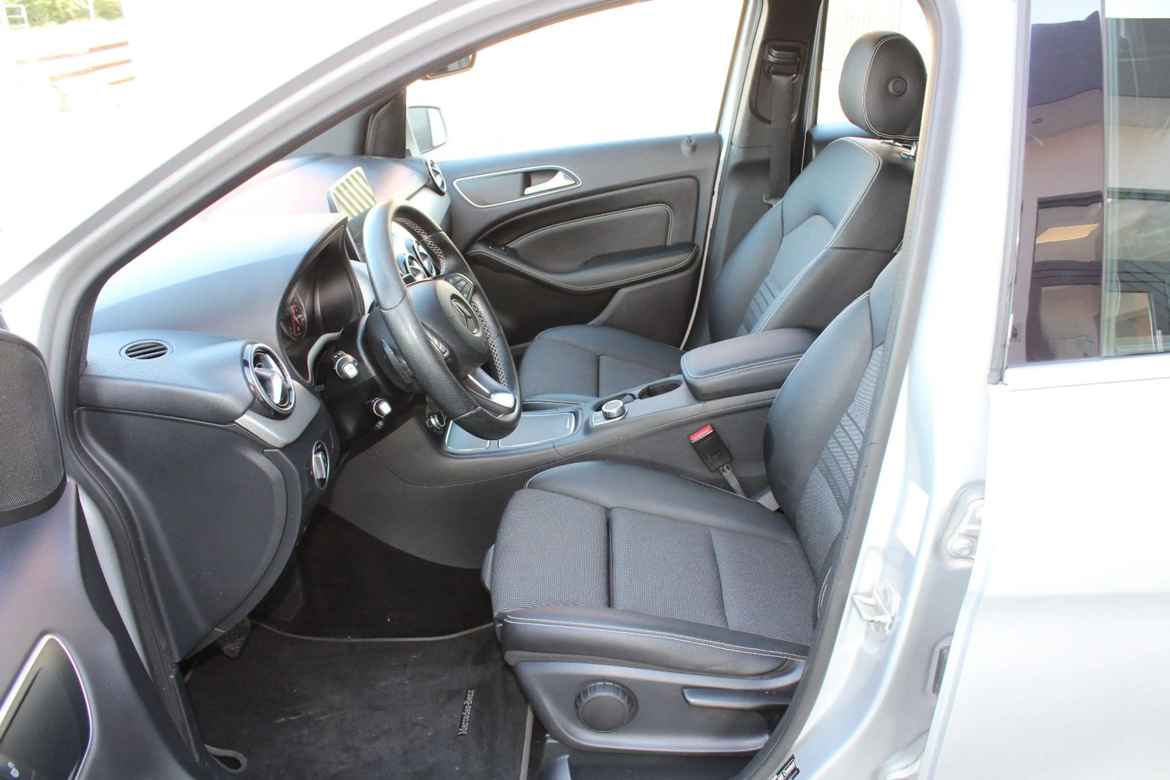 Mercedes-Benz B 220 d URBAN (TEILLEDER,NAVI,LED SCHEINWERFER) — photo 11