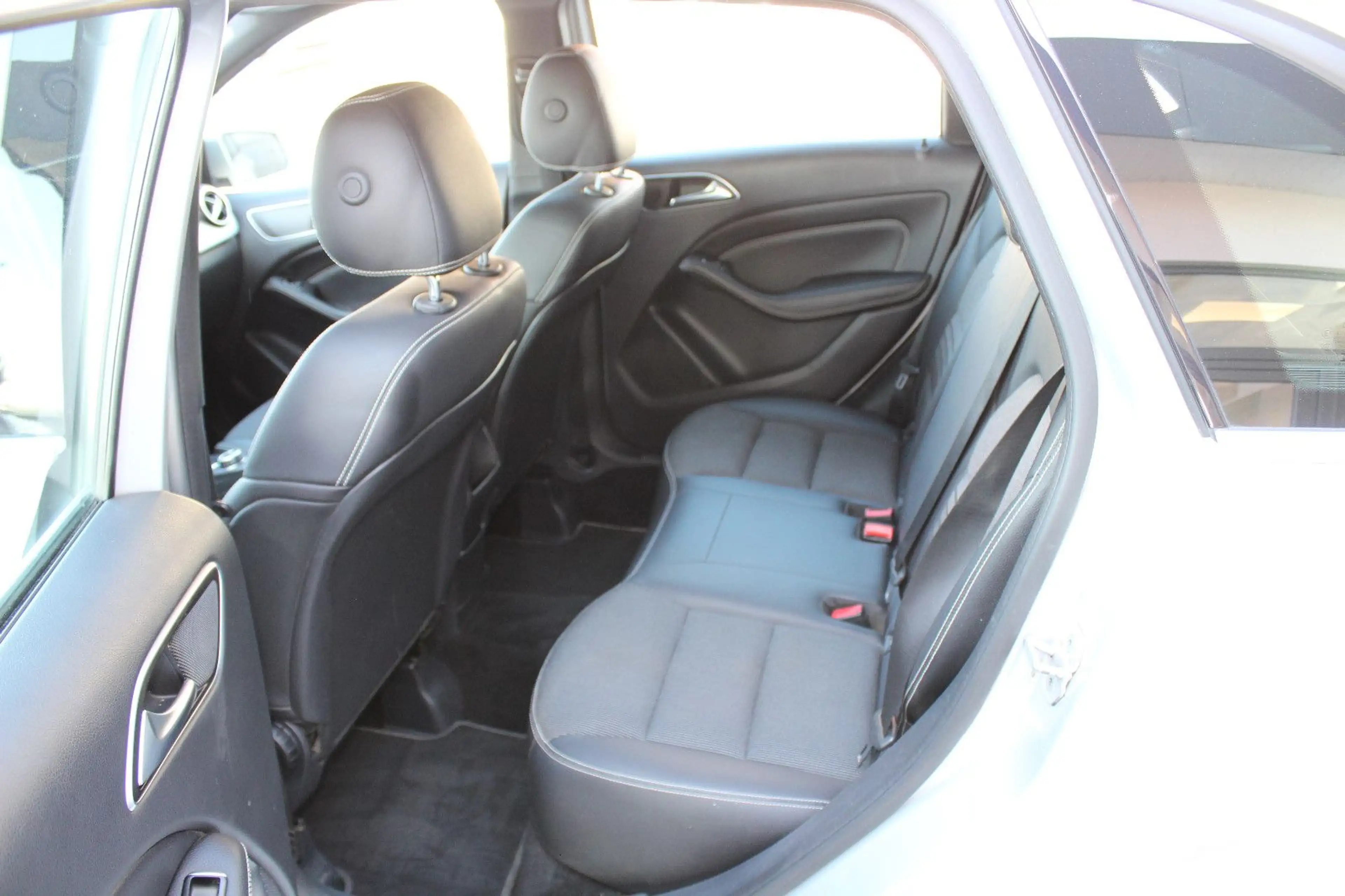 Mercedes-Benz B 220 d URBAN (TEILLEDER,NAVI,LED SCHEINWERFER) — photo 12